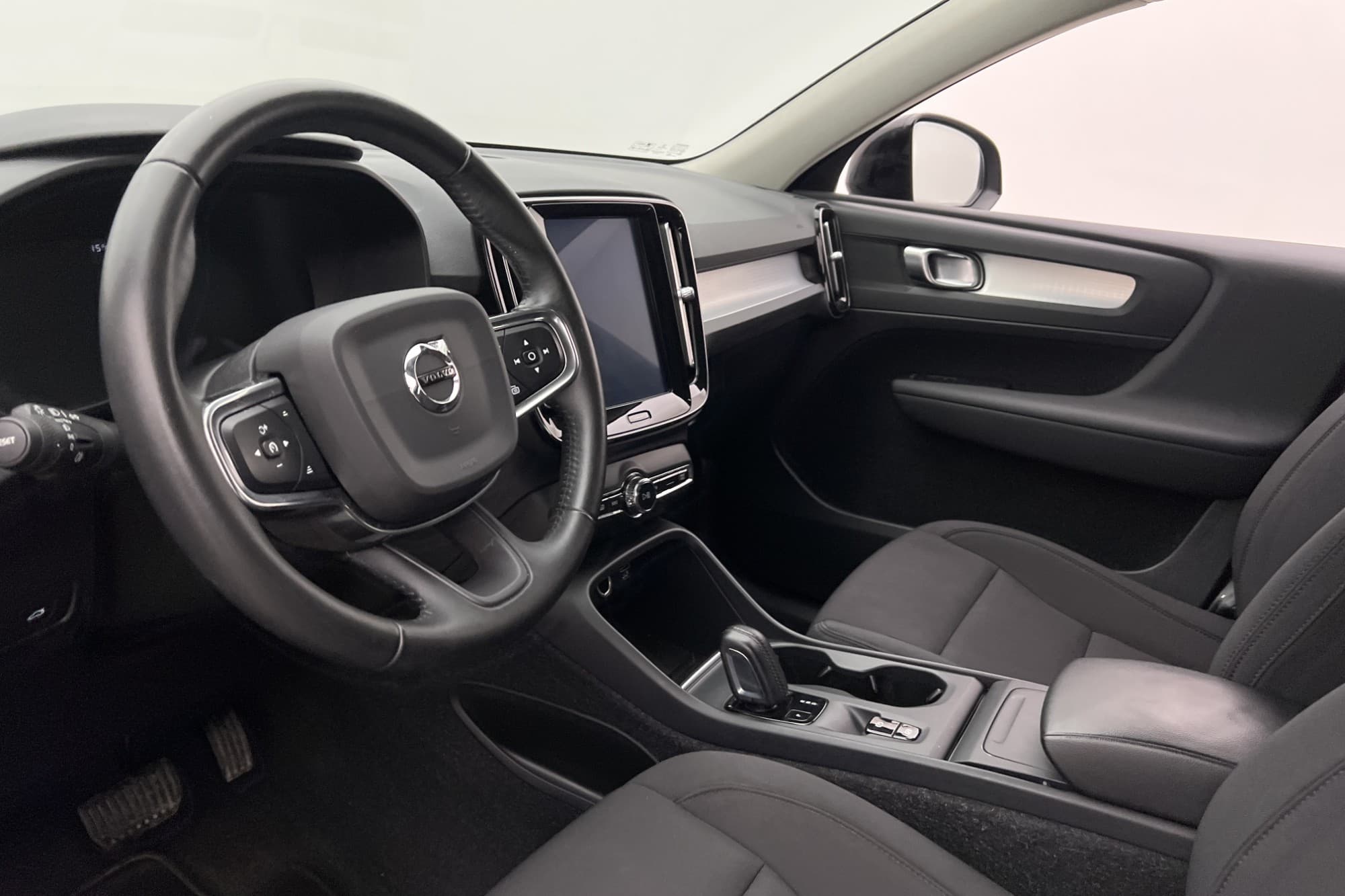 Volvo XC40 T2 129hk Momentum VOC P-Värm Kamera CarPlay Navi