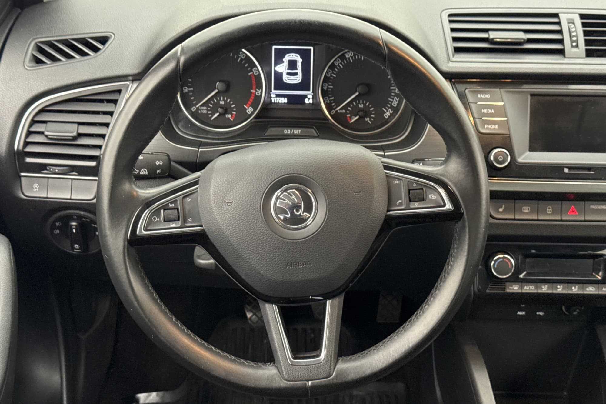 Skoda Fabia 1.2 TSI 90hk Style Dragkrok P-Sensorer Keyless
