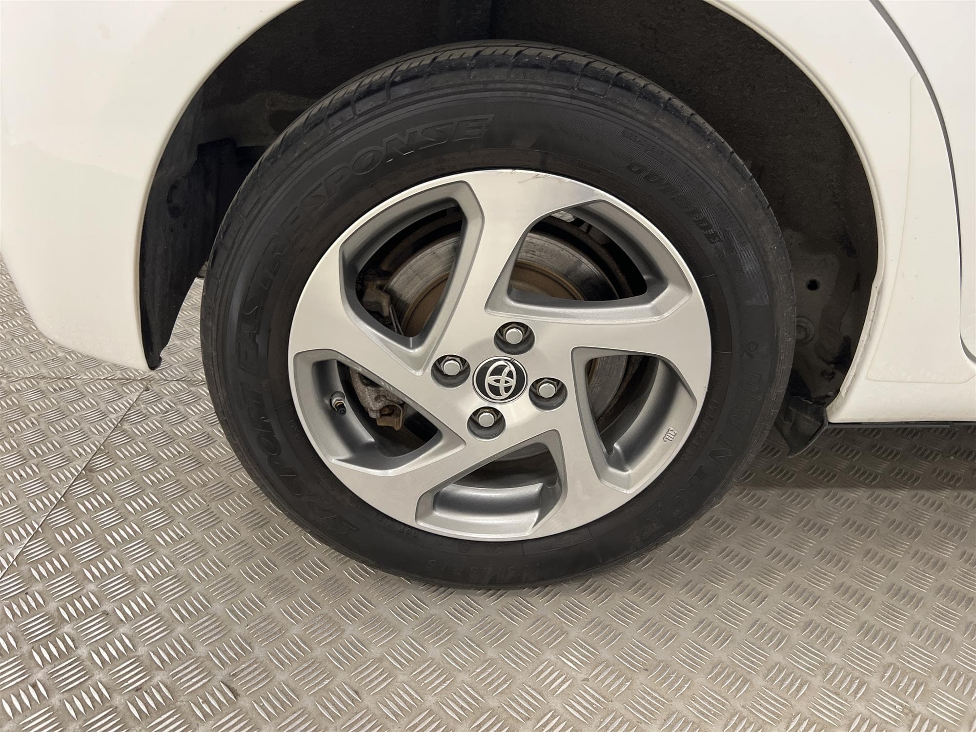 Toyota Yaris Hybrid e-CVT 101hk 2 Brukare B-Kam 360kr Skatt