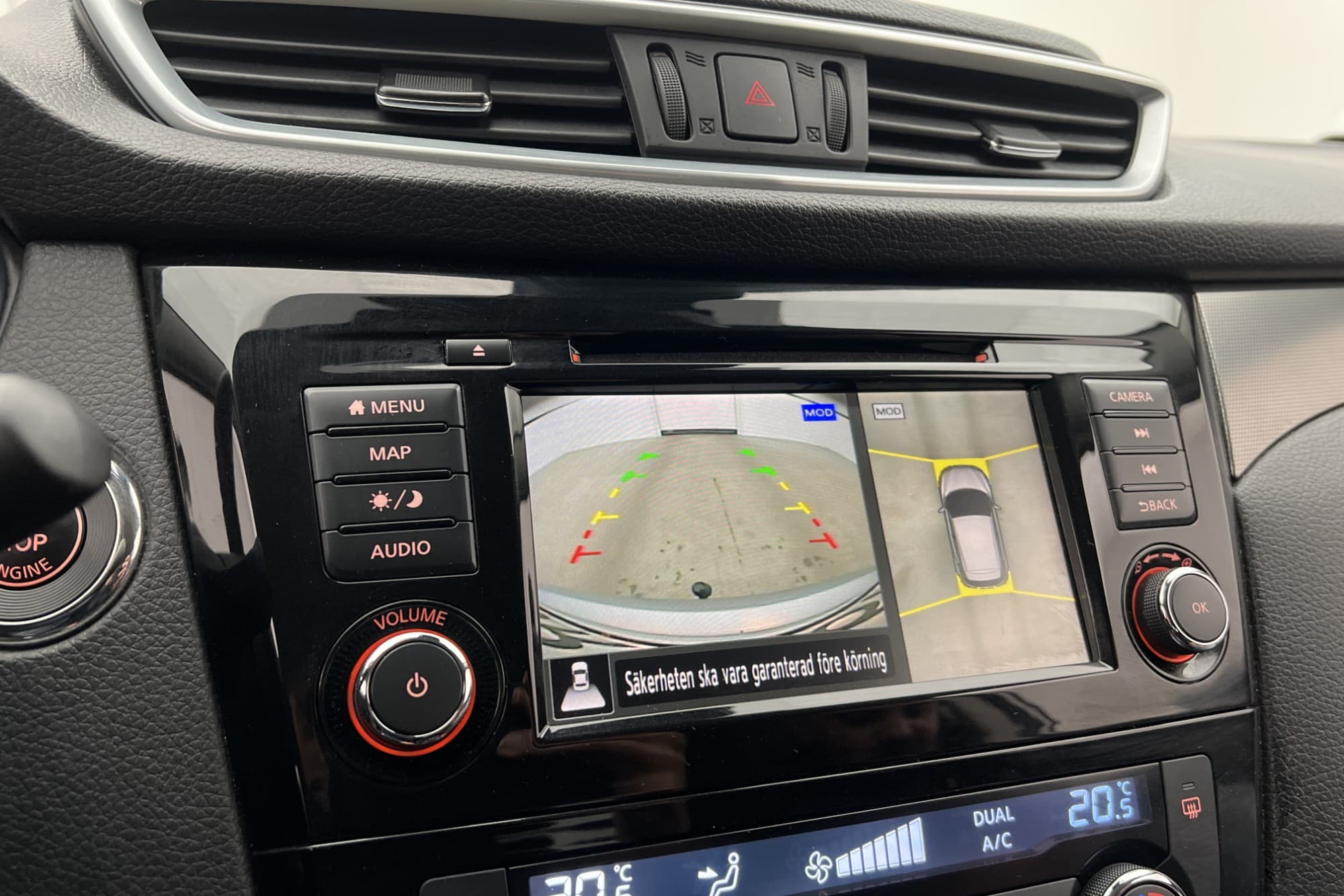 Nissan Qashqai 140hk Tekna Dragkrok 360° Navi Skinnklädsel