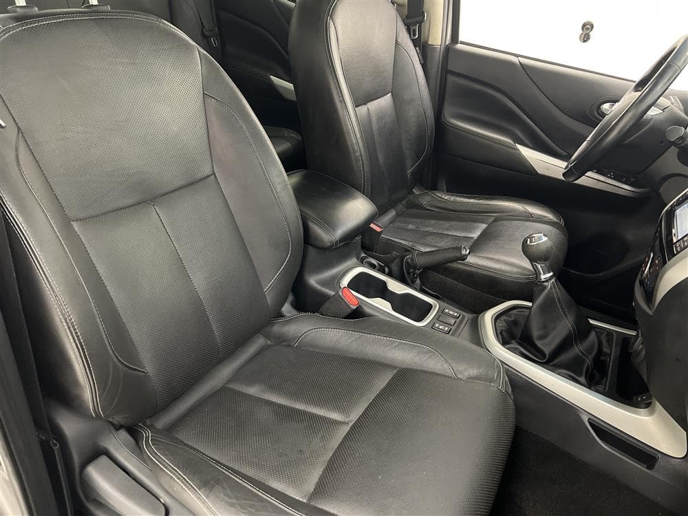 Nissan Navara 2.3 dCi Tekna 4x4 Eu6 190hk Diff Moms interiör