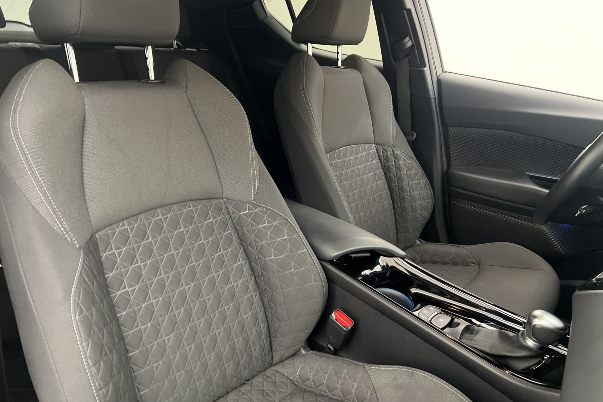 Toyota C-HR Hybrid 122hk X-Edition Kamera Rattvärme Keyless
