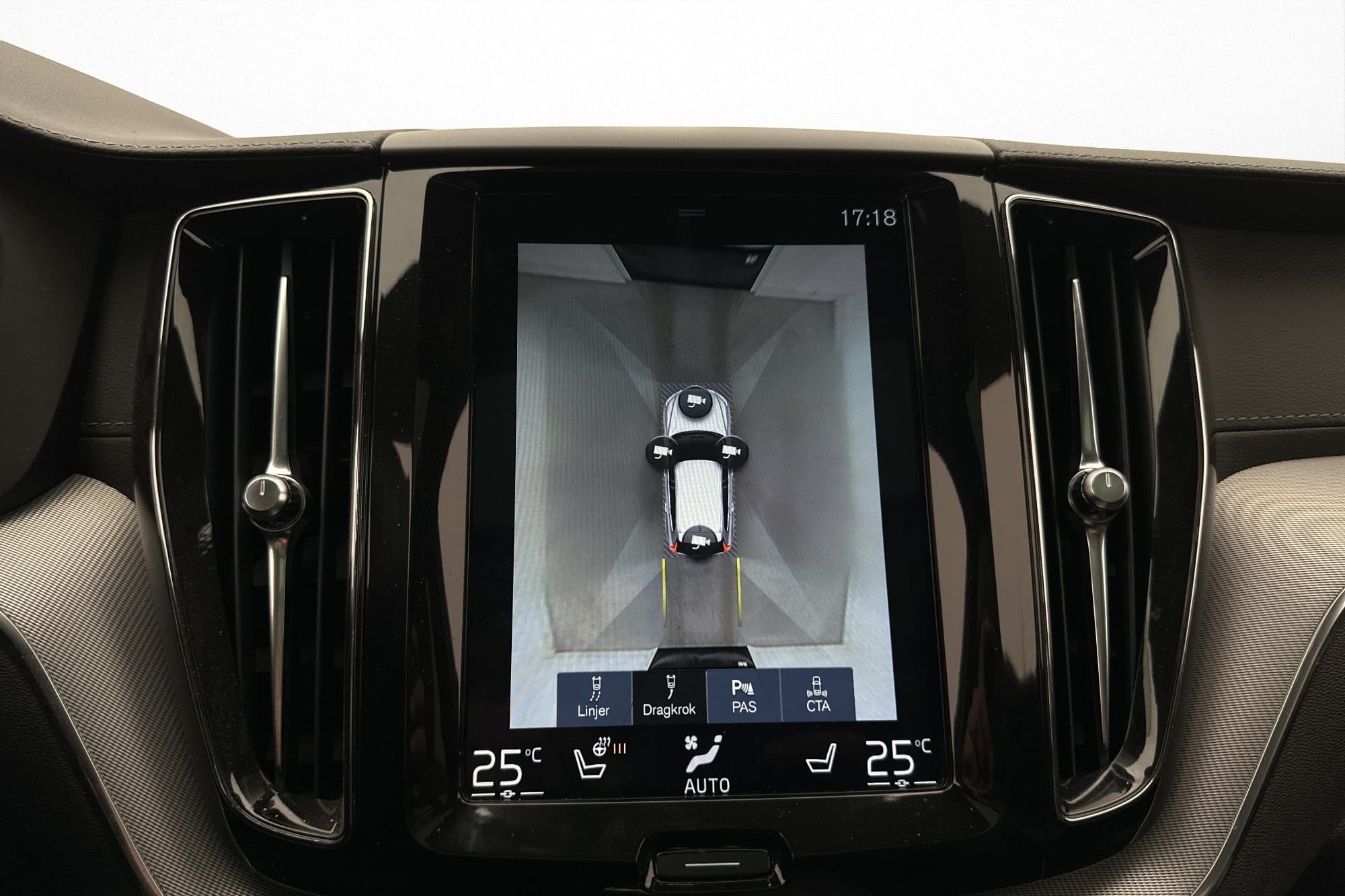 Volvo XC60 T8 392hk AWD R-Design B&W Pano Skinn 360 HUD Drag