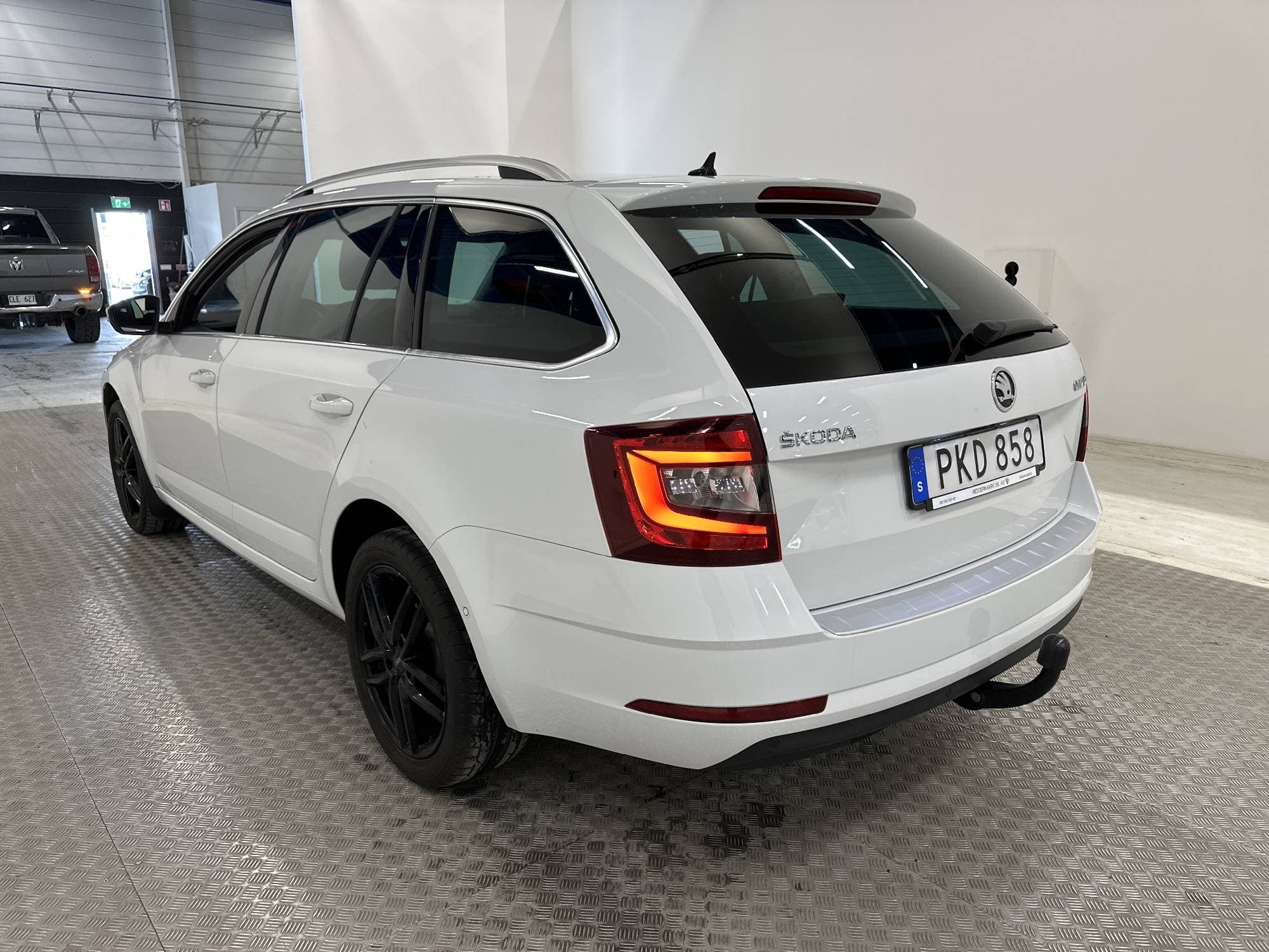 Skoda Octavia Kombi 1.4 TSI Premium Kamera Värmare Drag Navi