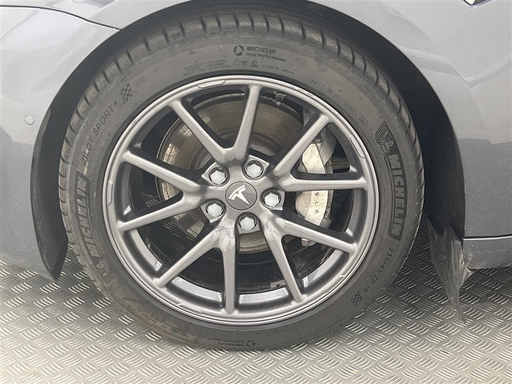 Tesla Model 3 Long Range AWD 440hk Svensksåld 1 Brukareinteriör