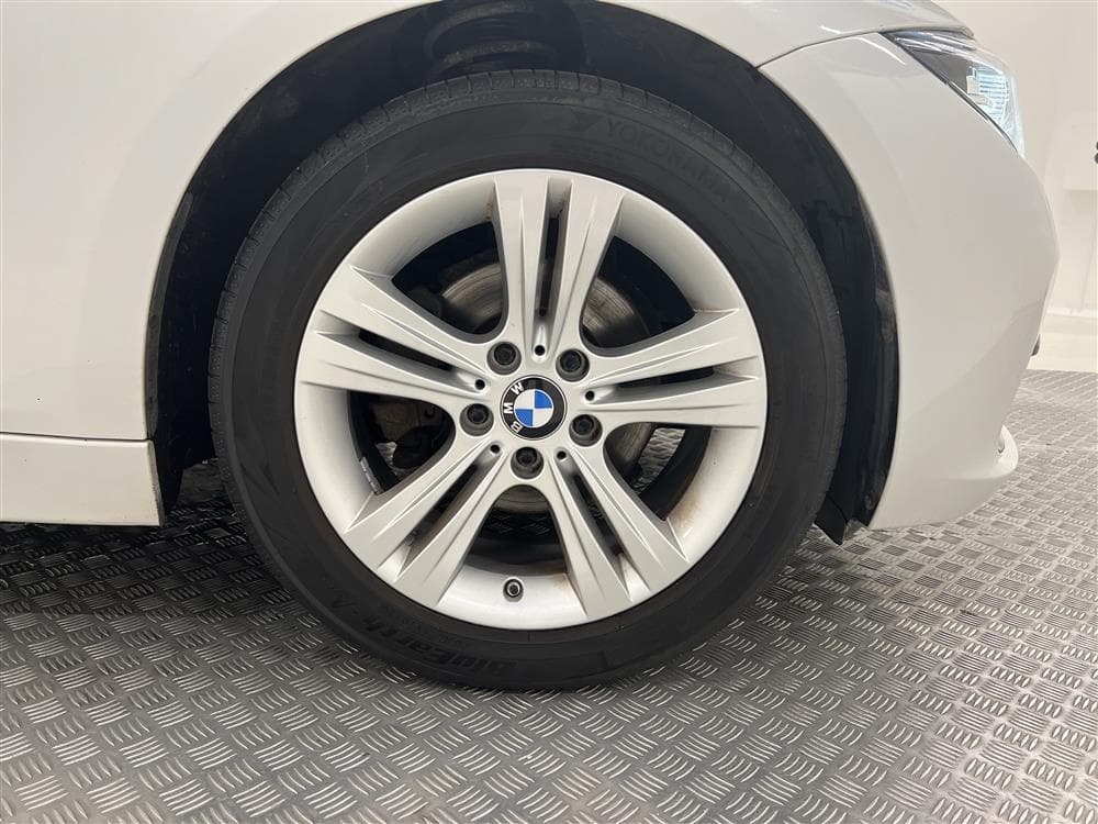 BMW 318d Touring 150hk PDC Hifi 0,39L/milinteriör