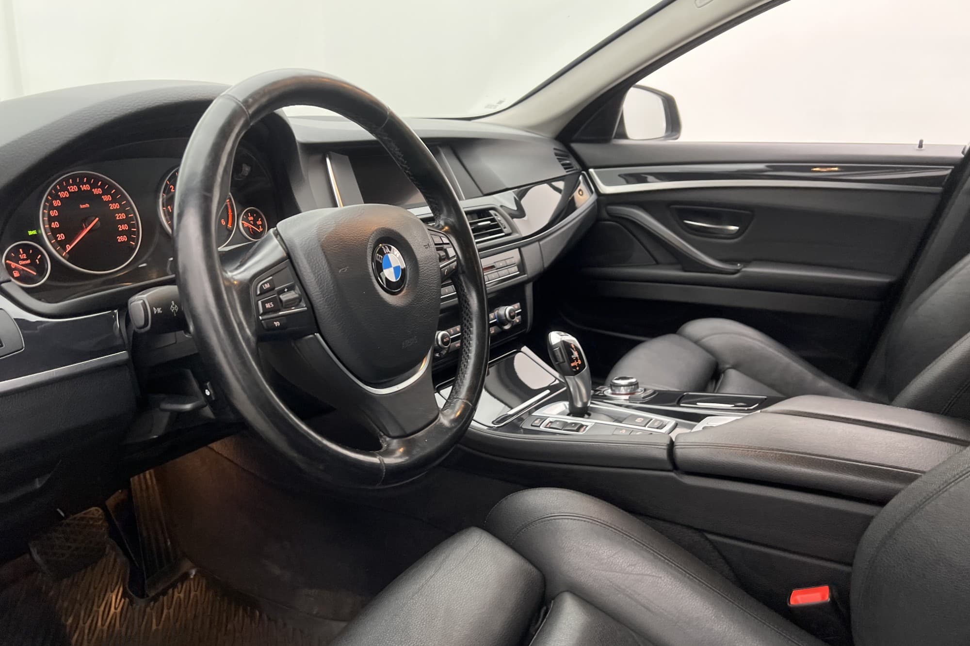 BMW 520 d 190hk xDrive M&K Värmare Dragkrok Skinn Sensorer 