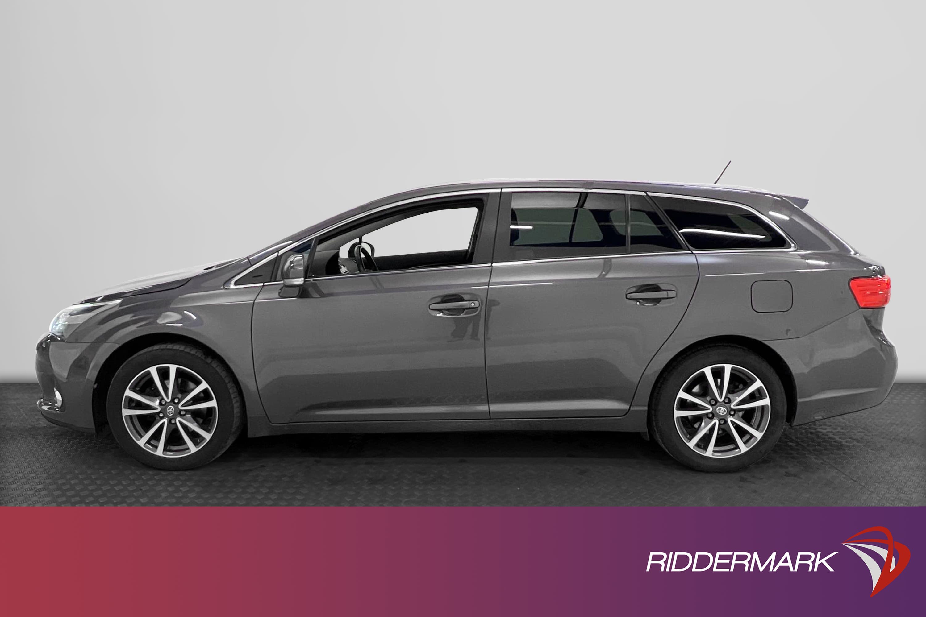 Toyota Avensis 1.8 147hk Backkamera