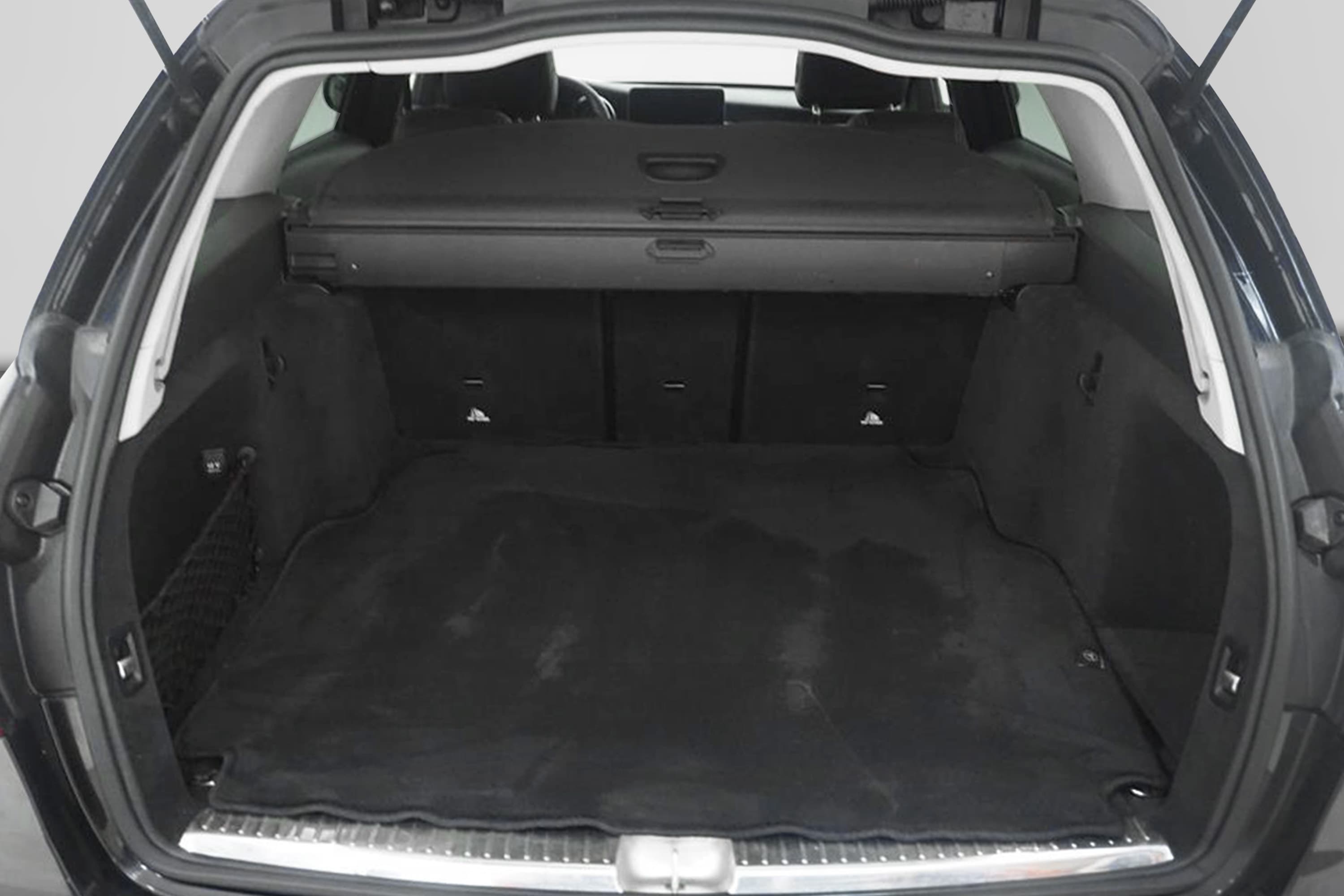 Mercedes-Benz C 220d Avantgarde Kamera Keyless Navi Drag interiör