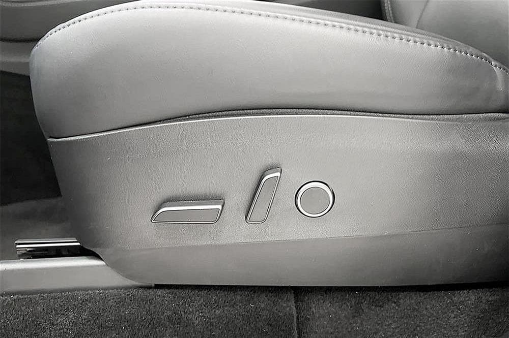 Tesla Model Y Long Range Dual AWD Pano Premium Svensksåld interiör