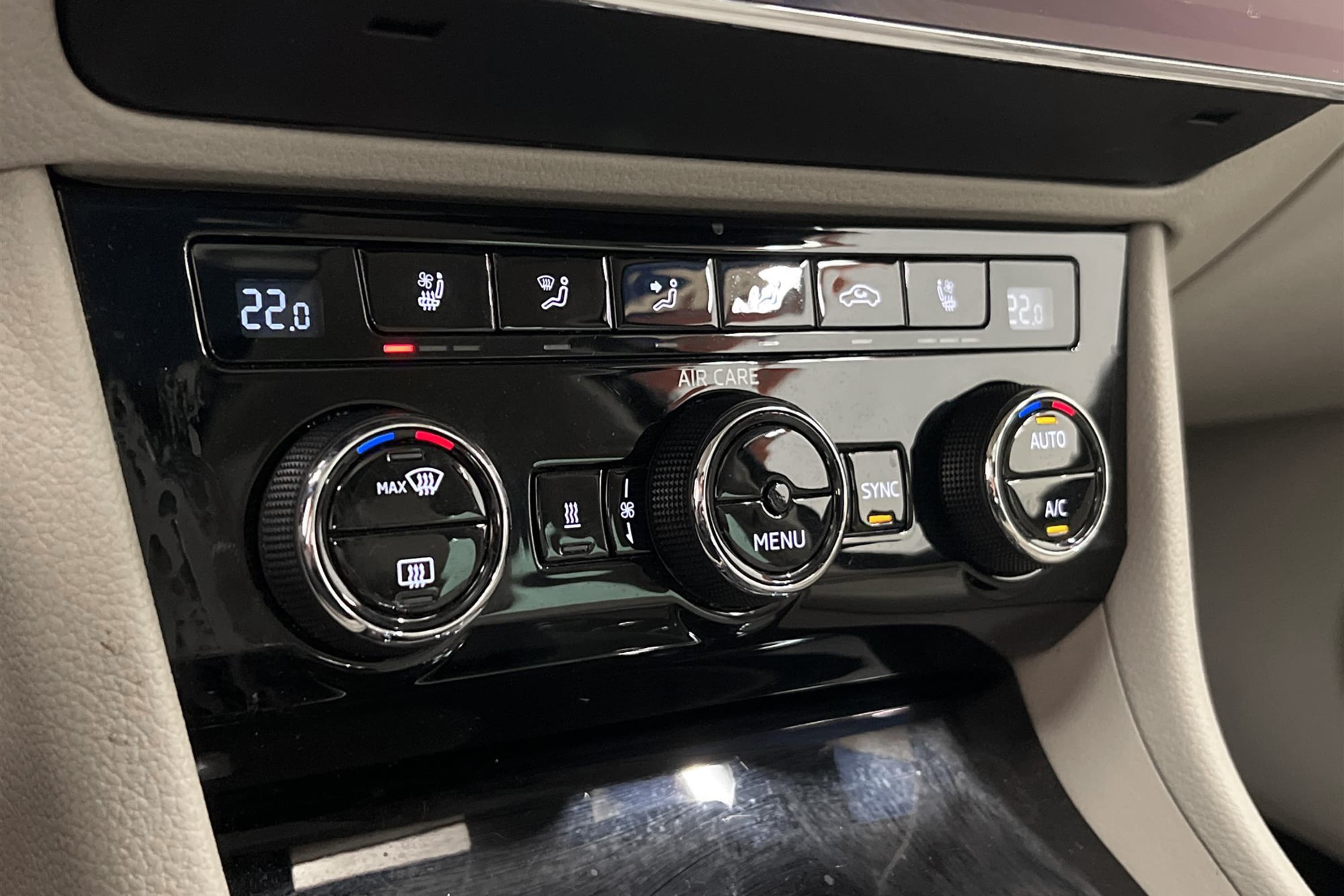 Skoda Superb Kombi 2.0 TDI 4x4 190hk L&K Värmare Pano Drag