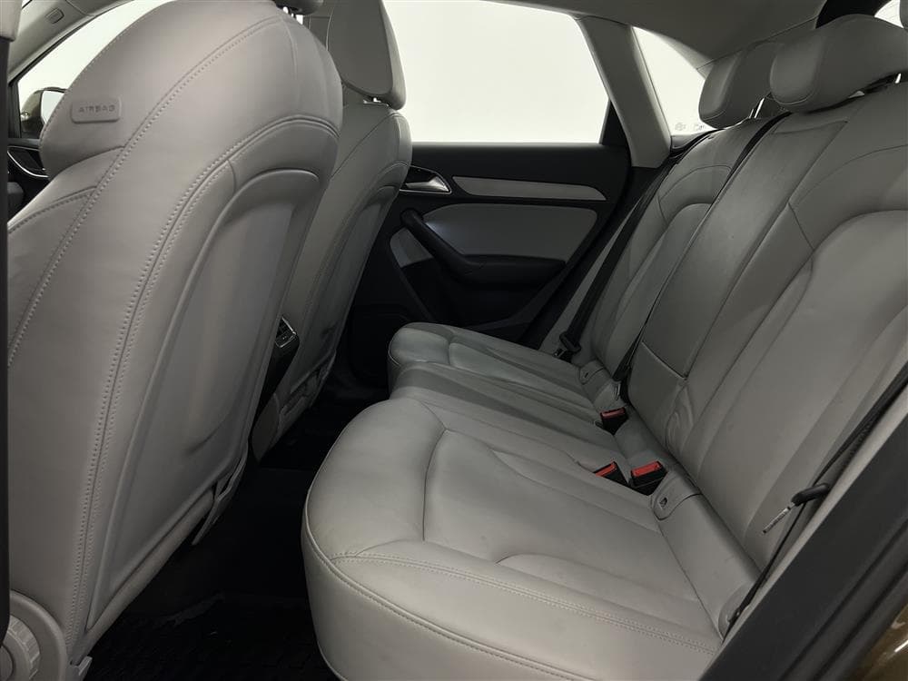 Audi Q3 2.0 TDI Quattro 140hk Pano Skinn Navi 0,57l/milinteriör