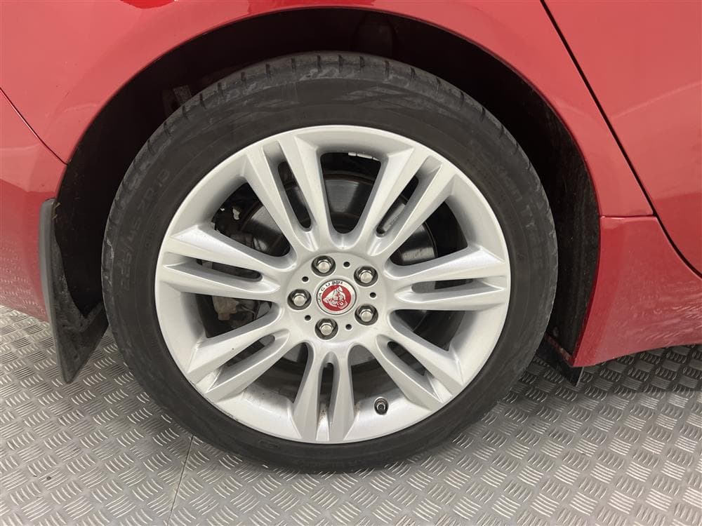 Jaguar XE 2.5T 240hk Navi B-kam Välservad Keyless 0,75l/milinteriör
