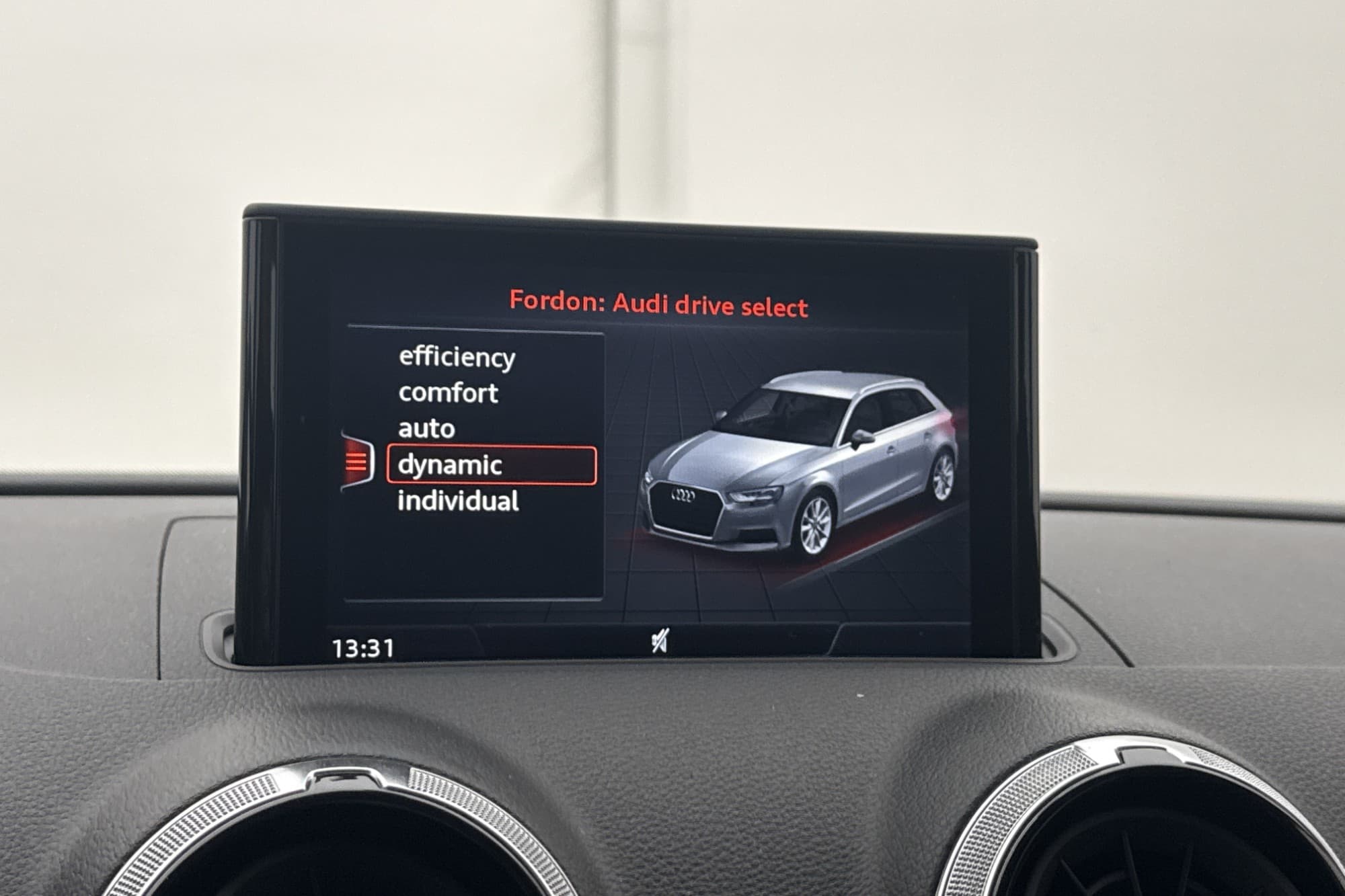 Audi A3 35 TFSI 150hk Adapt-fart P-Sensorer Bluetooth
