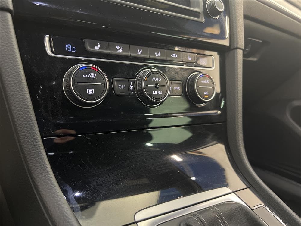 Volkswagen Golf 150hk Full R-Line Pluspaket Backkamera Draginteriör