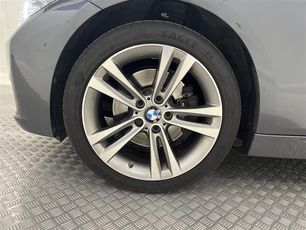 BMW 330 d xDrive Sport Line Panorama Harman/Kardon M-Rattinteriör