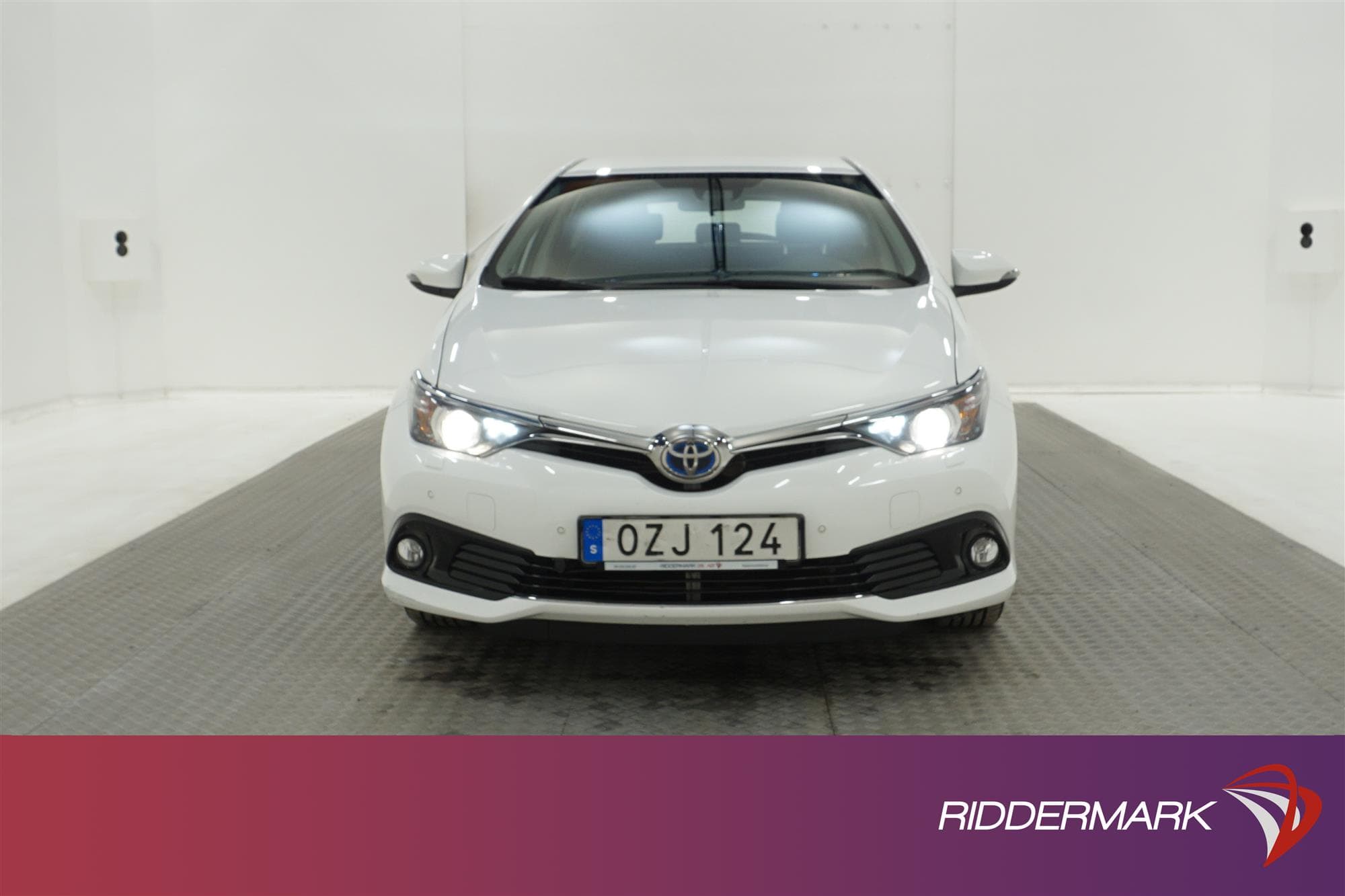 Toyota Auris  Hybrid e-CVT 136hk