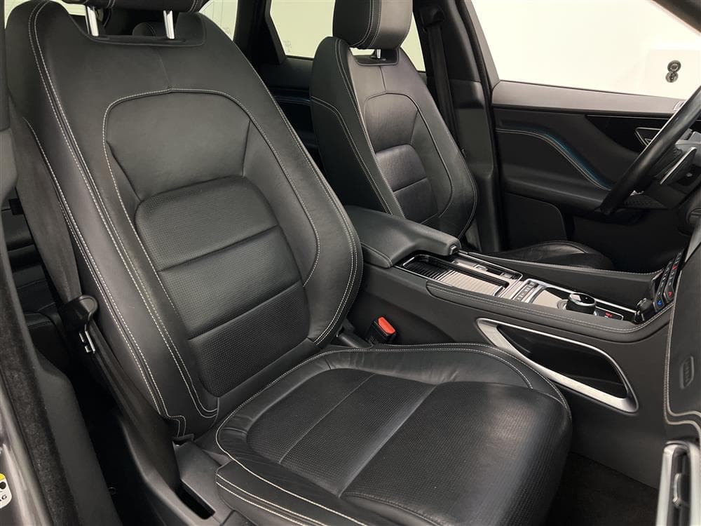 Jaguar F-Pace 2.0D AWD 180hk R-Sport Pano Cockpit Navi Skinn