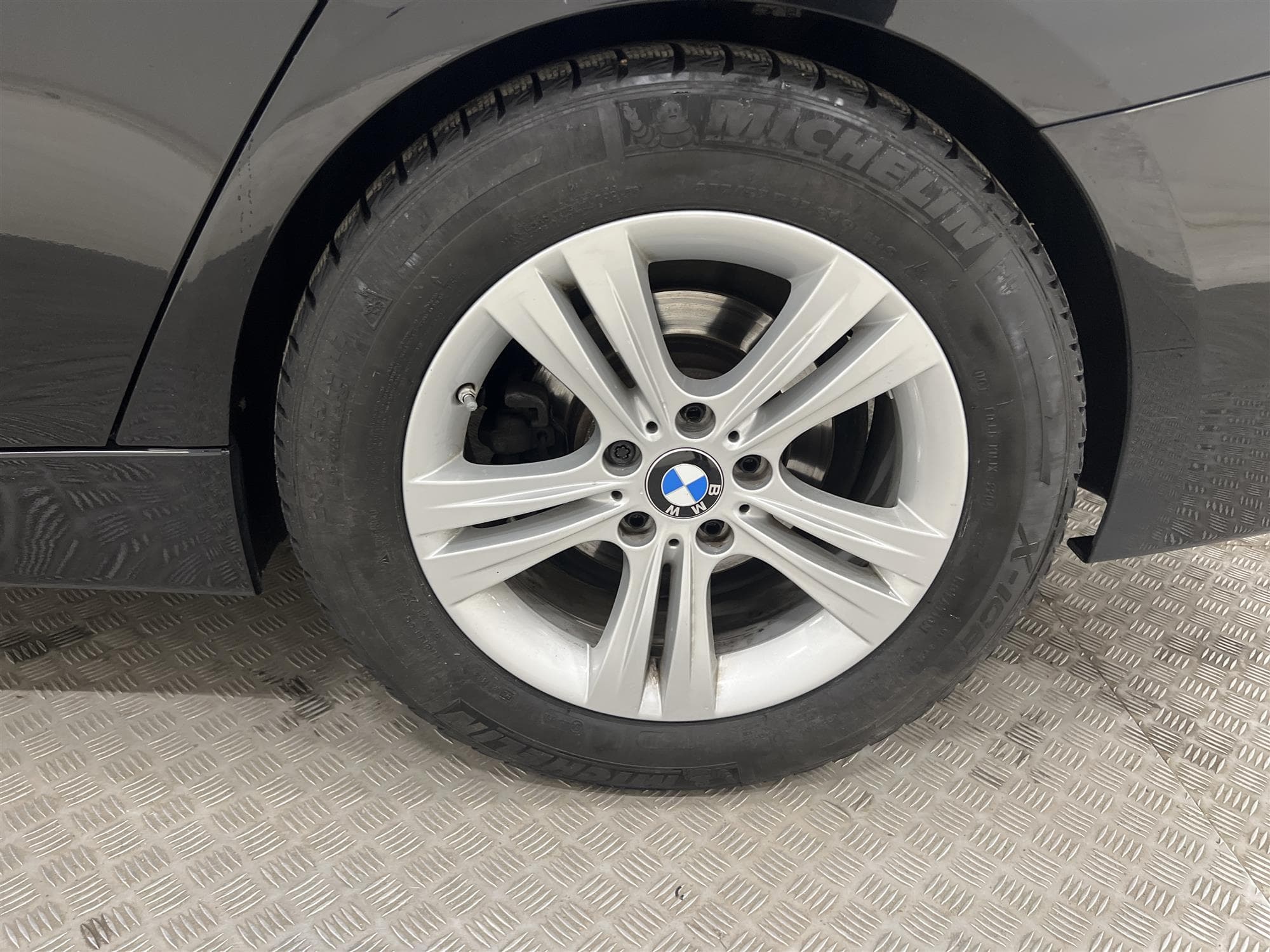 BMW 318d 150hk Sport line Cockpit Drag Navi Elstol Med Minne