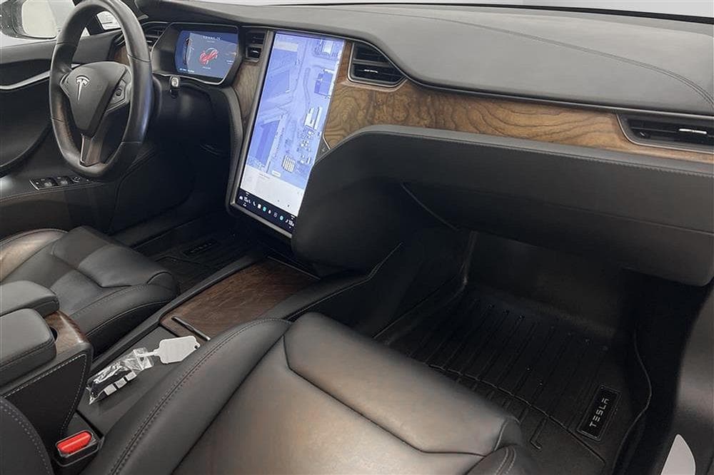 Tesla Model Standard Range AWD Luftfjädring AP Sv-såldinteriör