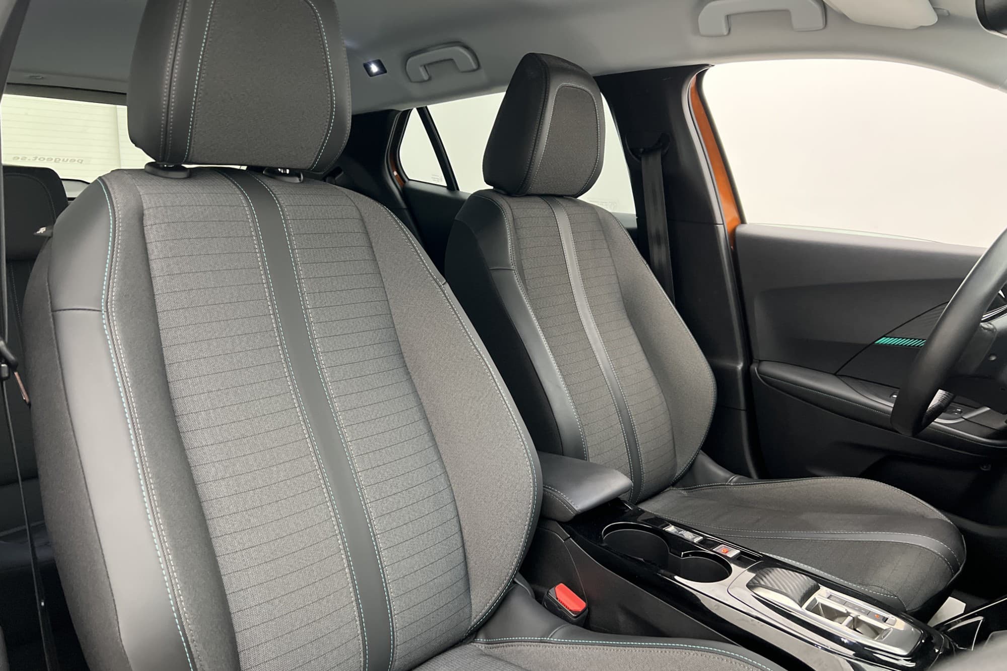 Peugeot e-2008 136hk Allure CarPlay Backkamera Kolfiber