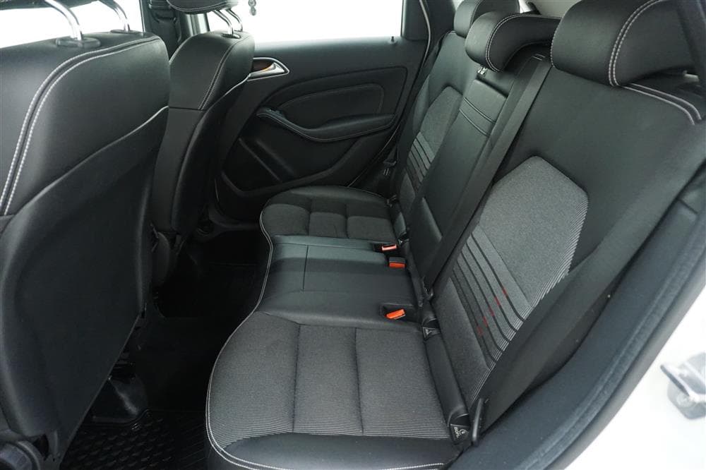 Mercedes-Benz B 180  122hk B-Kam P-Sens Drag M-Värm interiör