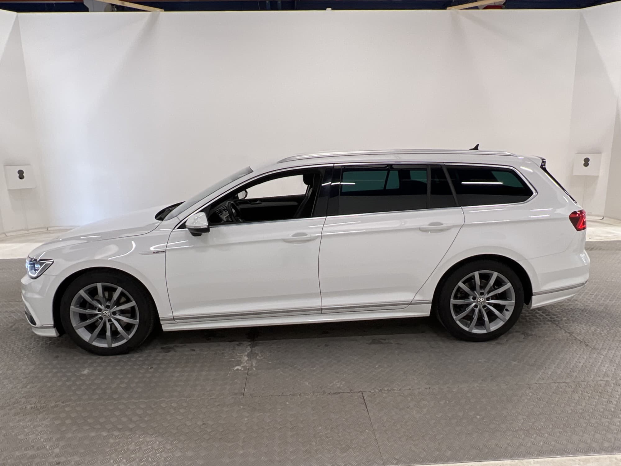 Volkswagen Passat 4M 190hk R-Line DVärm Cockpit Skinn Kamera