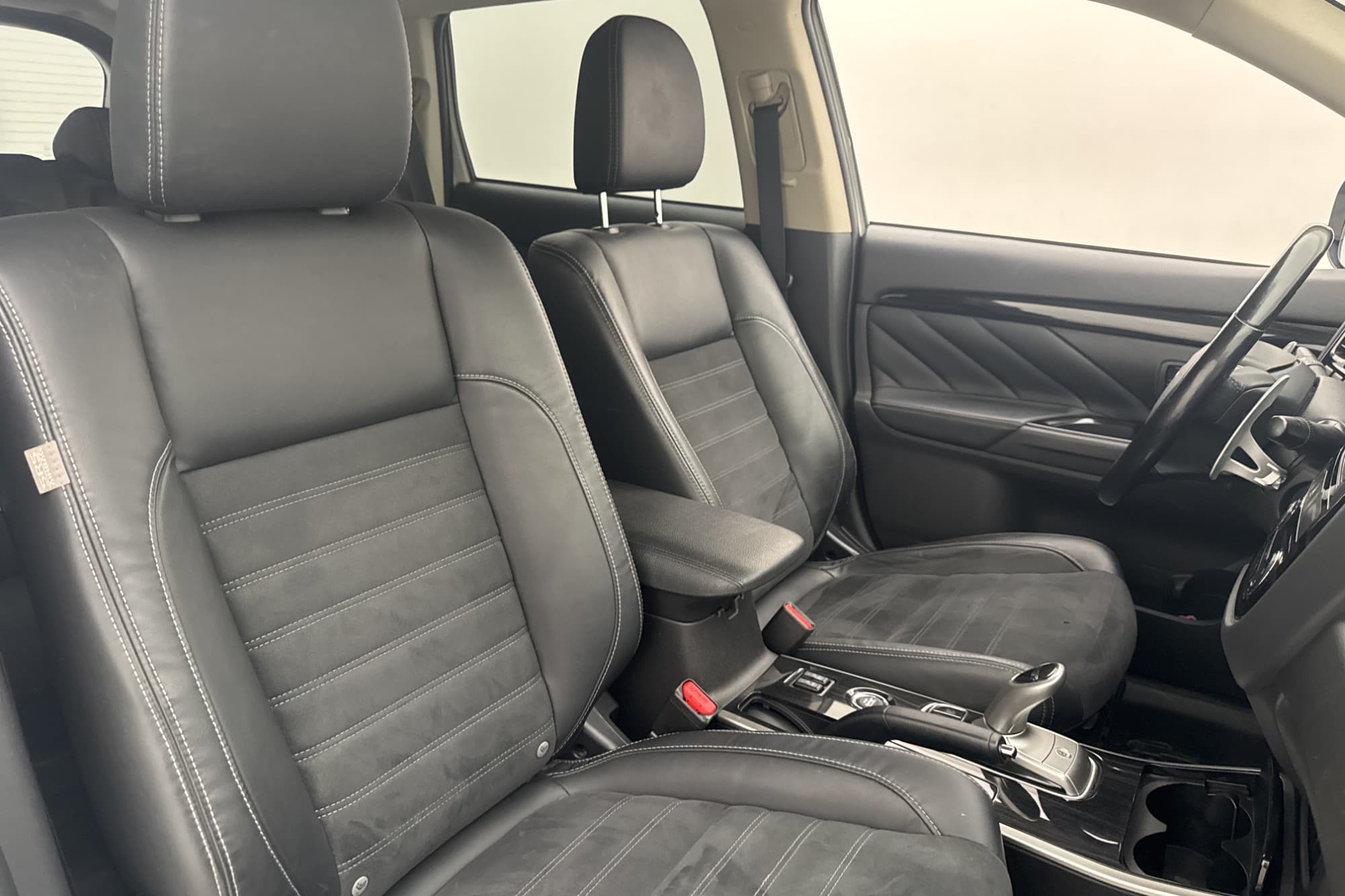 Mitsubishi Outlander PHEV 4WD 203hk Kamera Dragkrok Rattvärm