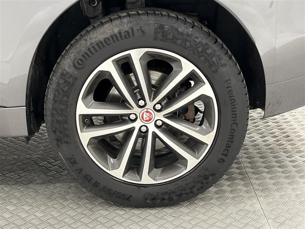 Jaguar F-Pace 2.0D AWD 180hk R-Sport Pano Cockpit Navi Skinn