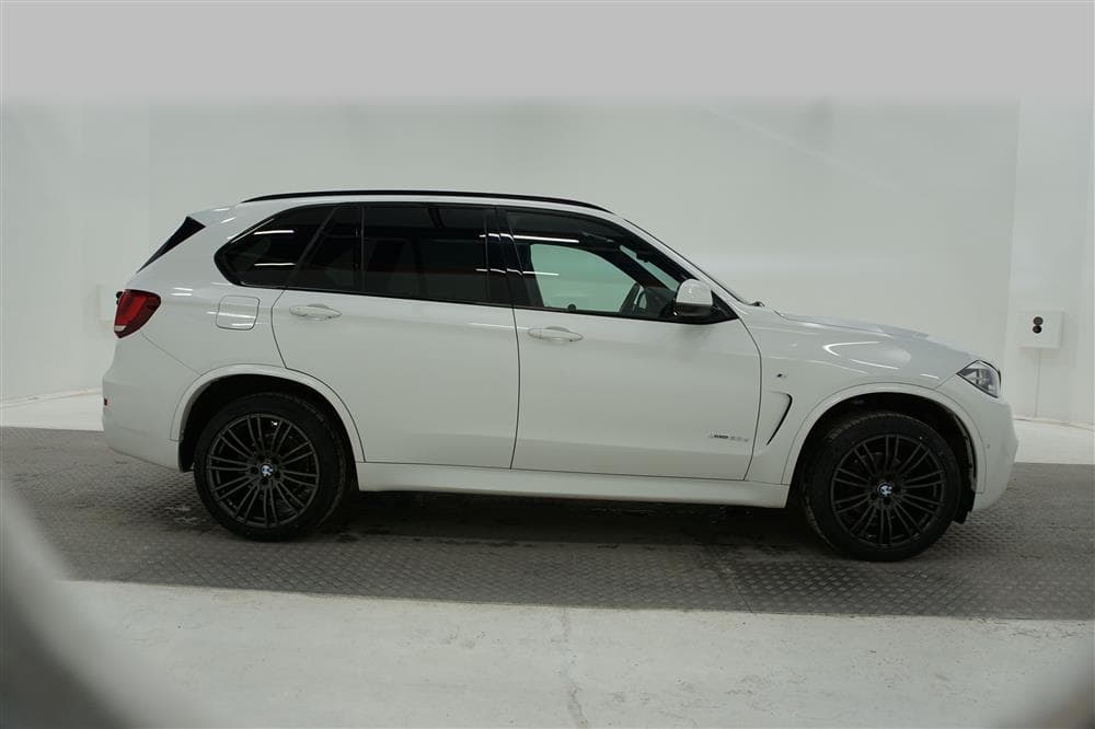 BMW X5 xDrive30d 258hk M Sport Pano DVärm Navi H/K HUD SKinnexteriör