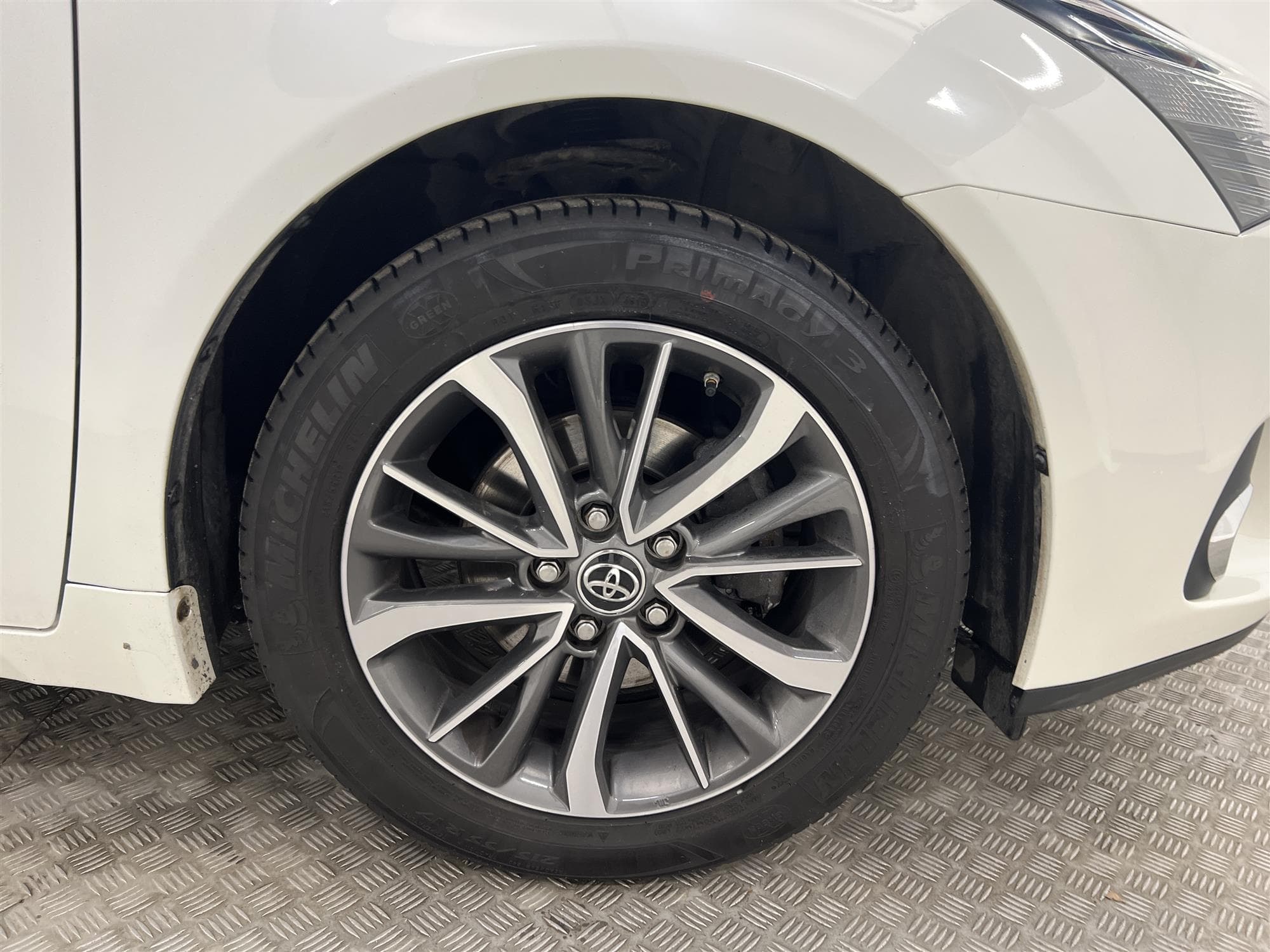 Toyota Avensis Kombi  2.0 152hk Navi B-Kamera Låg Skatt 