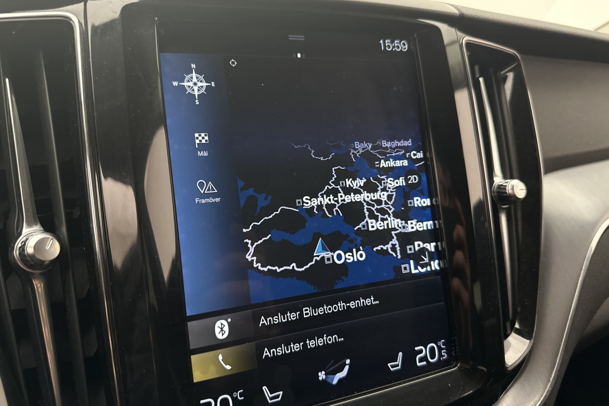 Volvo XC60 D4 AWD Momentum Värm Navi CarPlay Sensorer Drag