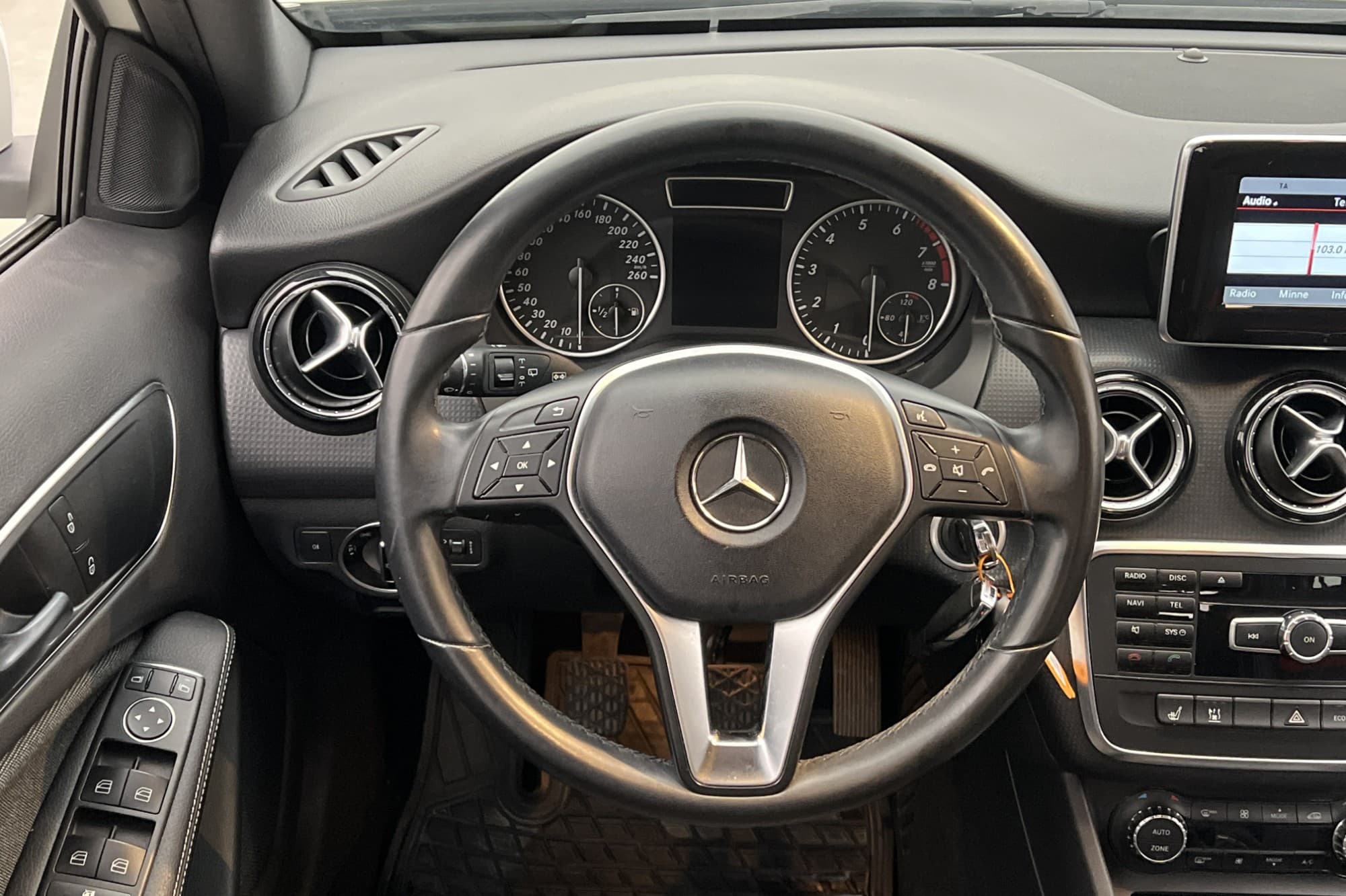 Mercedes-Benz A 180 122hk Fjärr-Värmare Kamera Halvskinn