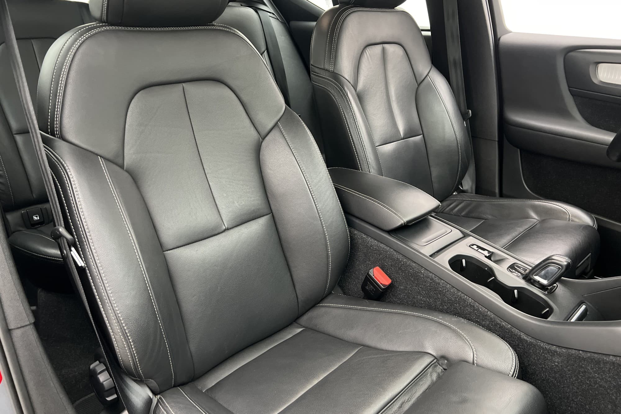 Volvo XC40 D4 AWD Momentum VOC Värmare Drag Kamera Skinn
