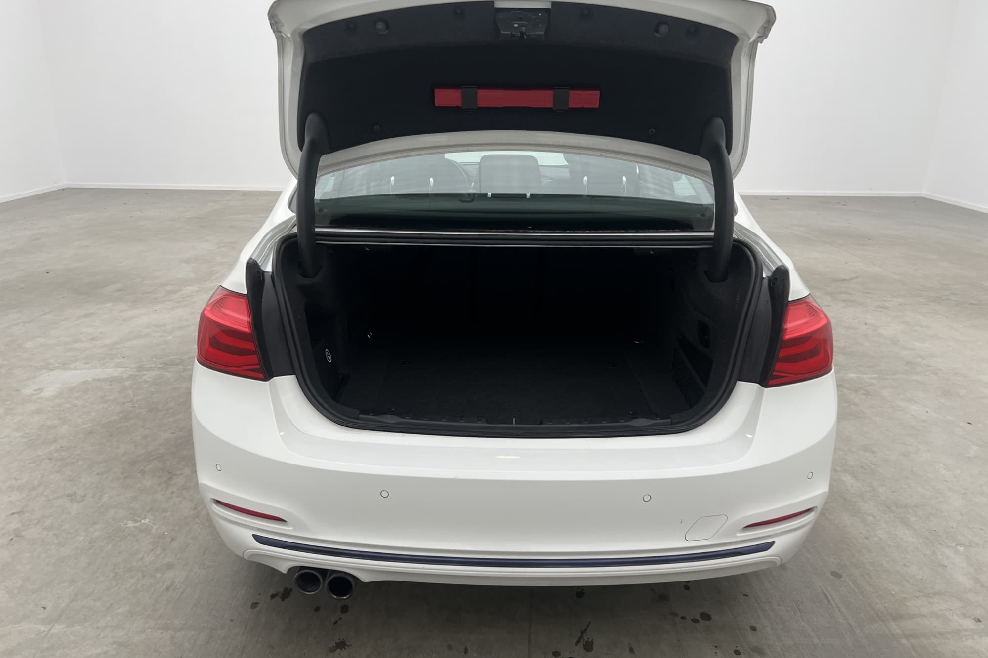 BMW 330e 252hk Sport Line HiFi Navi Sensorer Halvskinn
