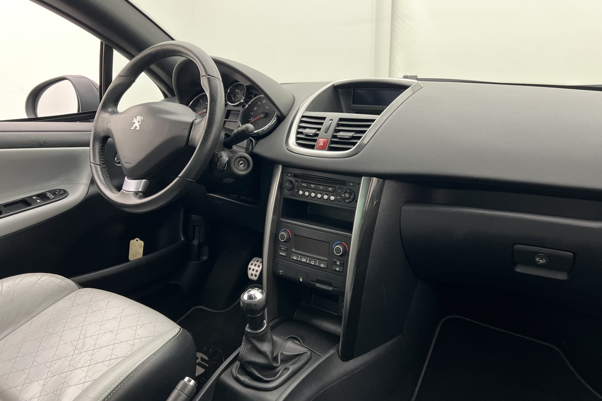 Peugeot 207 CC 1.6 VTI 120hk Farthållare Skinnklädsel 