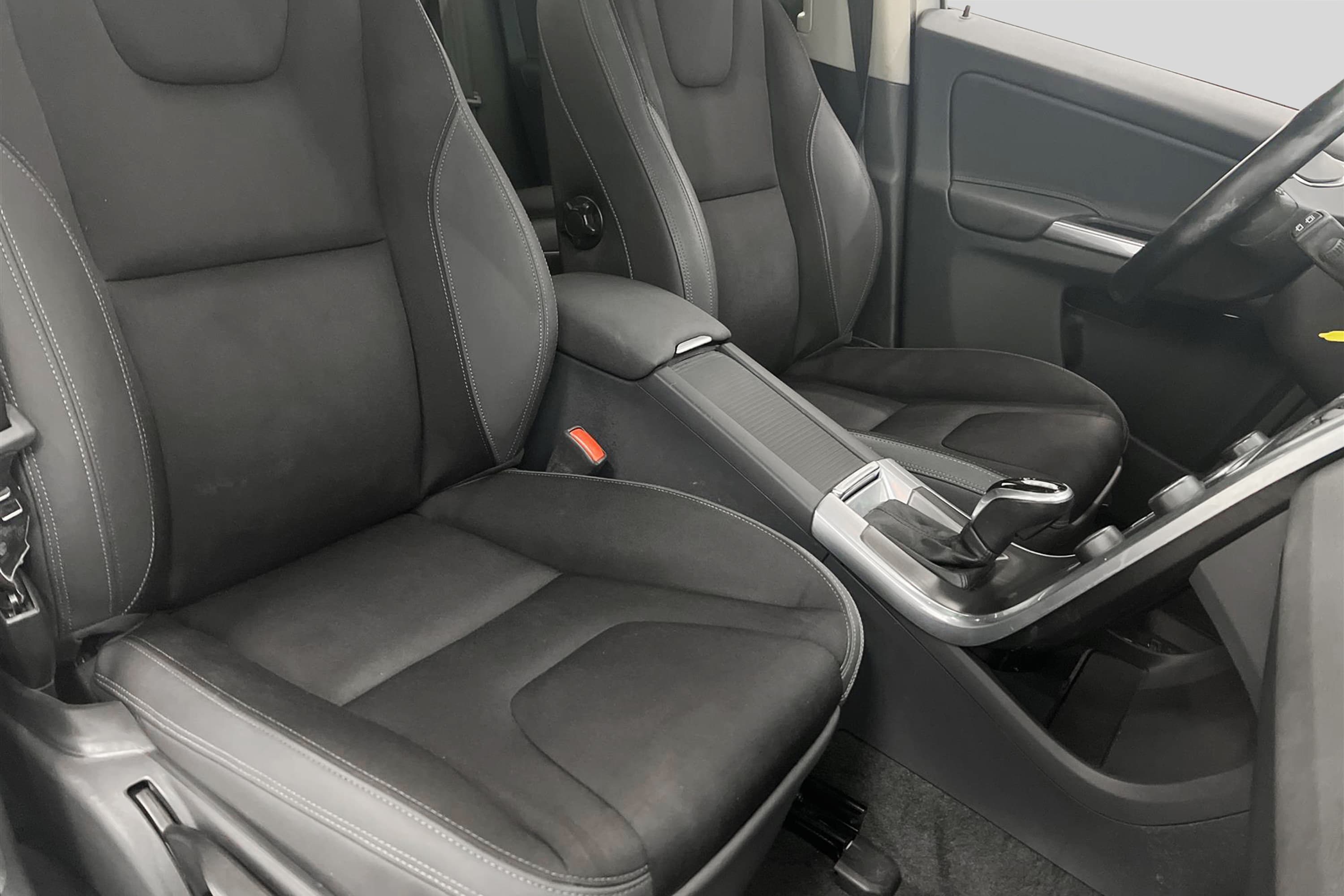 Volvo  XC60 D4 AWD 181hk Voc Pano Navi D-Värm Drag PDC 