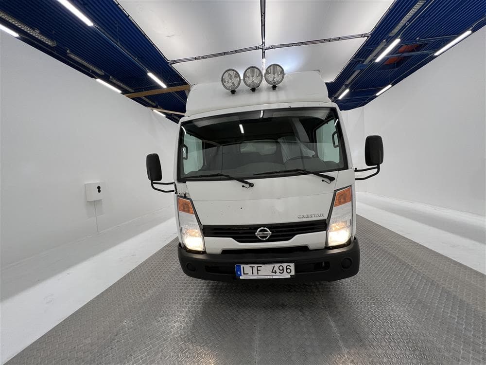 Nissan Cabstar F24 2.5 Bakgavellyft Sidodörr Moms 