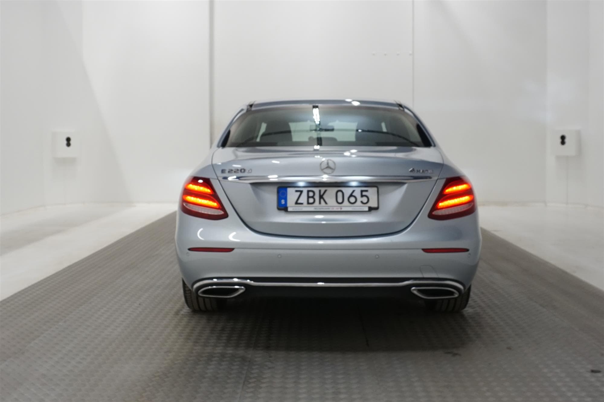 Mercedes-Benz E 220 d 4Matic Navi Backkamera PDC 0.47l/mil