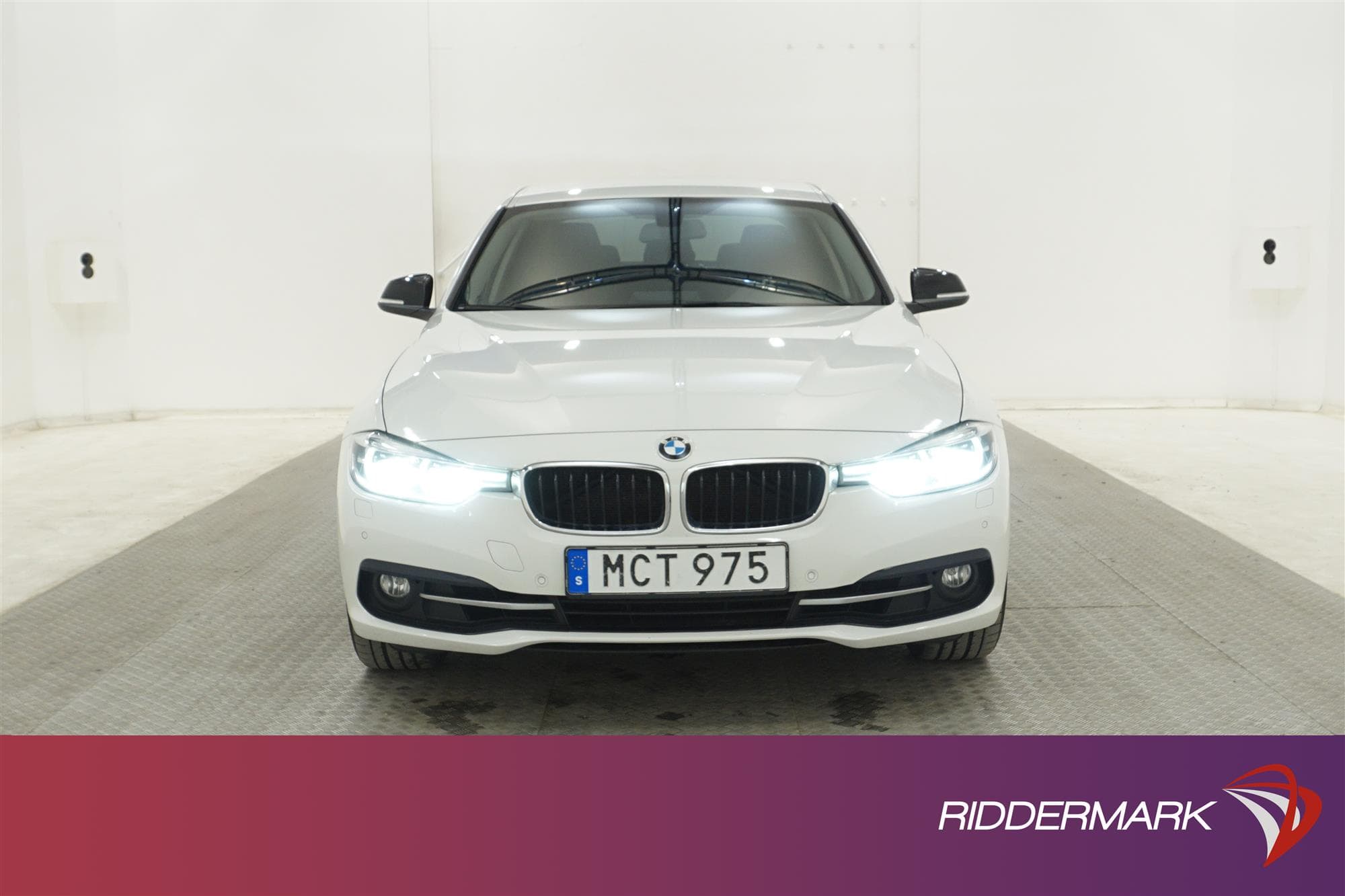 BMW 330i Sedan 252hk