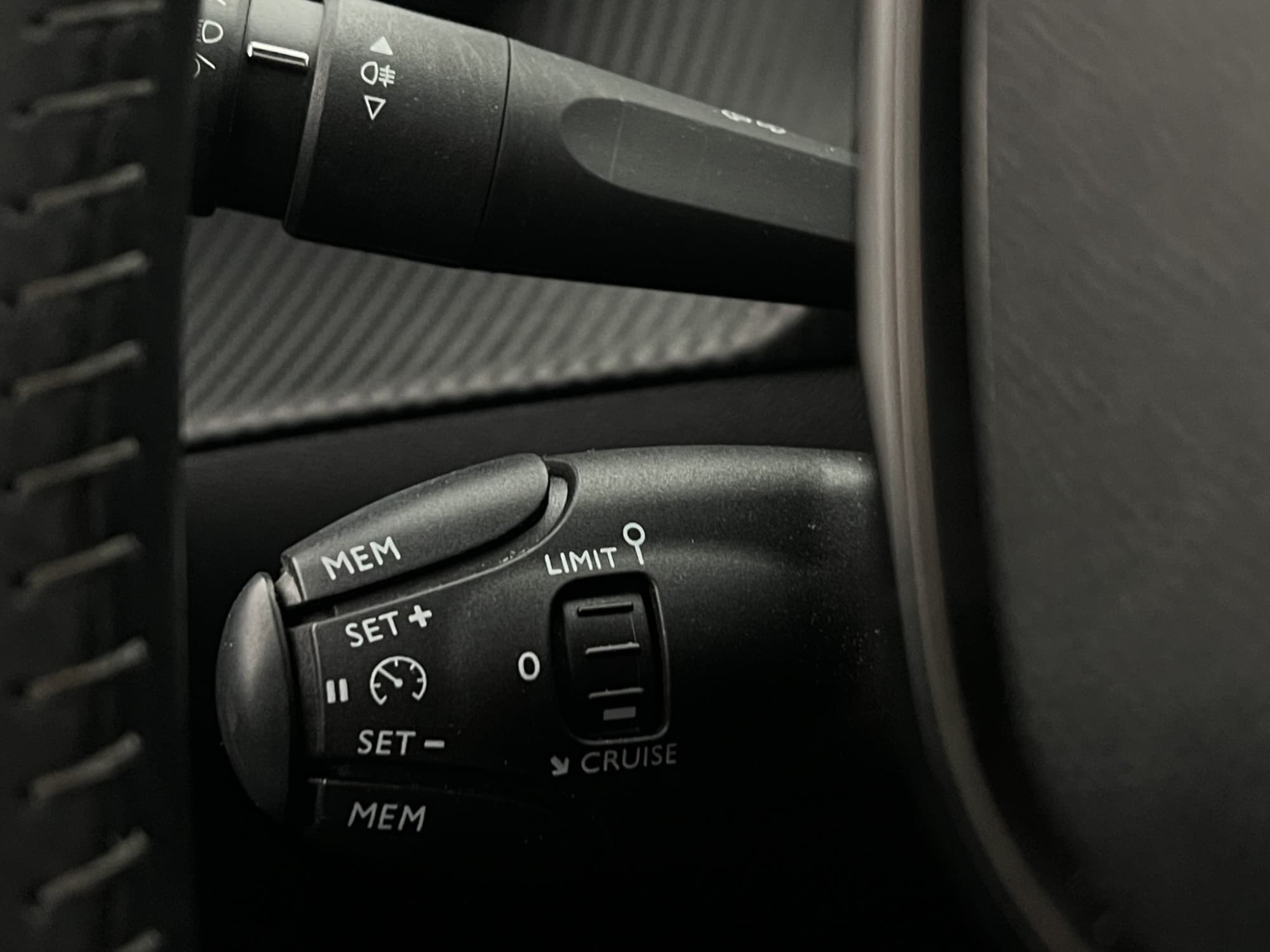 Peugeot E-208 136hk Pano CarPlay P-Sensorer Keyless LED