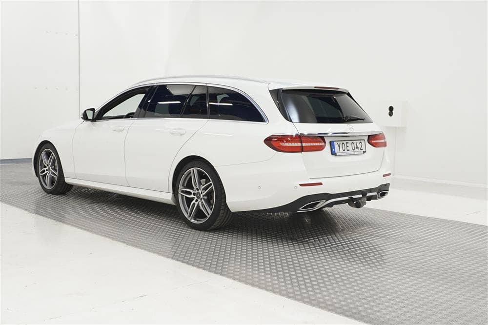 Mercedes-Benz E 220d 194hk AMG Pano Burmester B-Kam GPS Dragexteriör