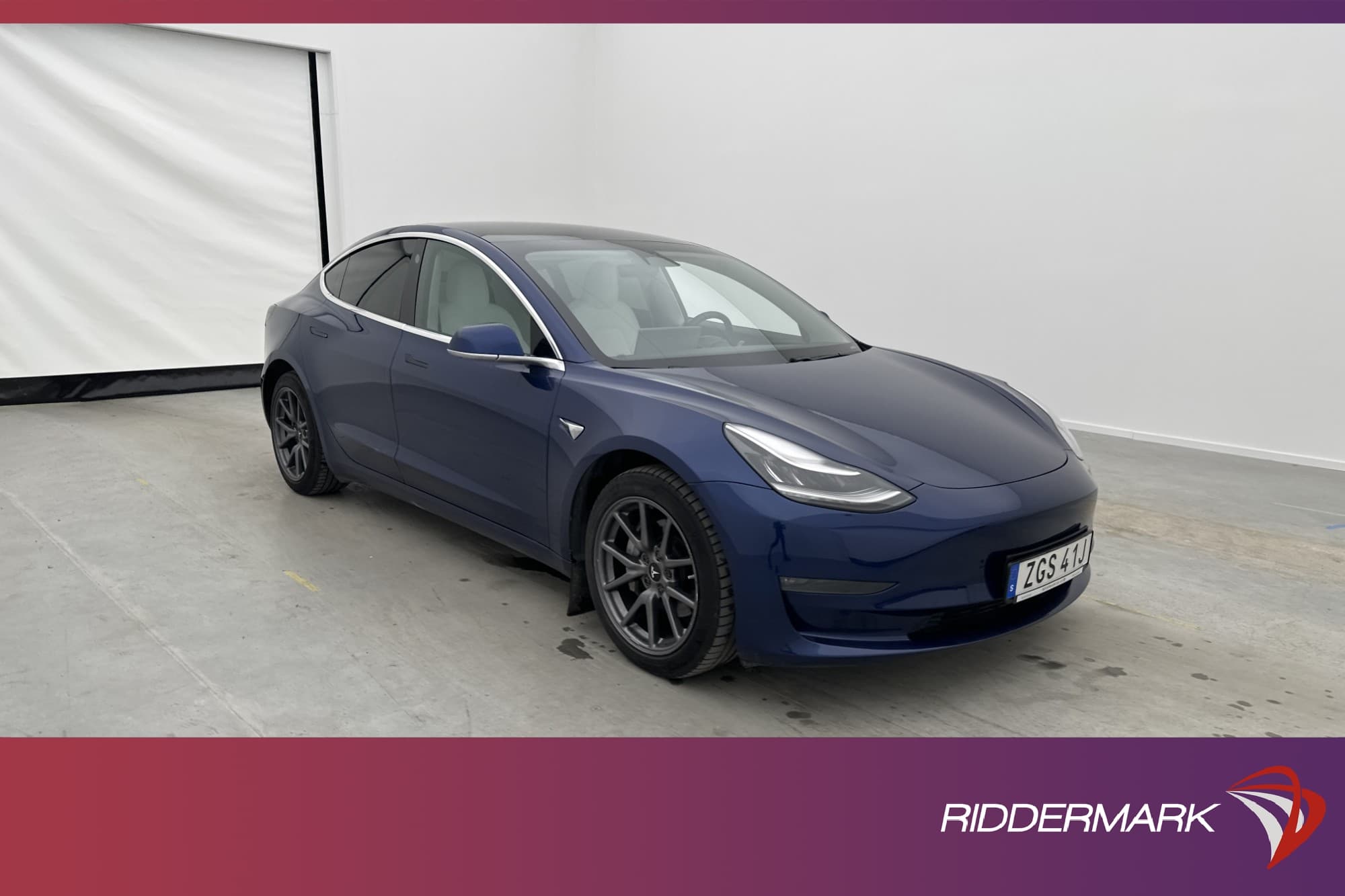 Tesla Model 3 Long Range AWD Svensksåld Ljus interiör Drag