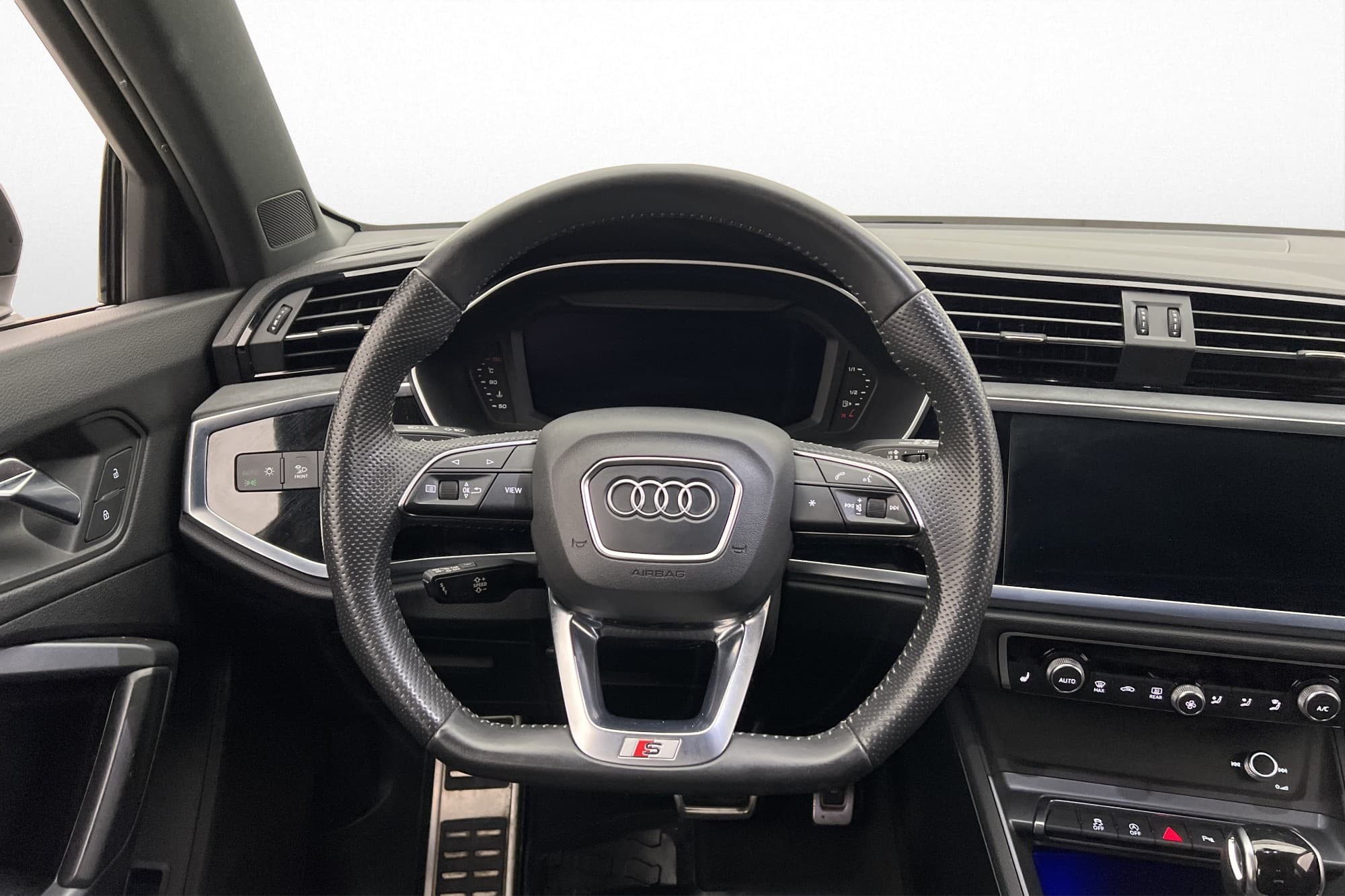 Audi Q3 40 TFSI Q S-Line Cockpit Värmare Dragkrok Ambient