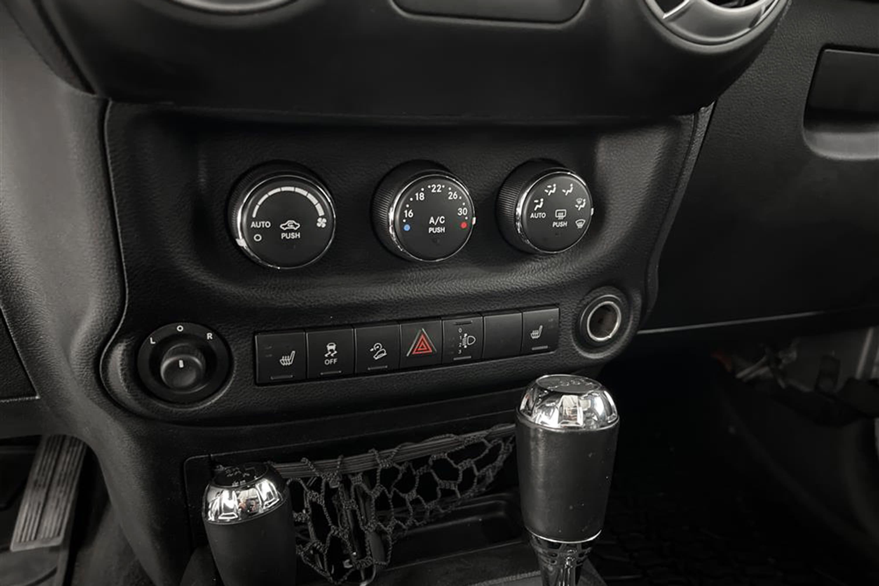 Jeep Wrangler 4WD Unlimited Sahara Edition Skinn Drag Naviinteriör
