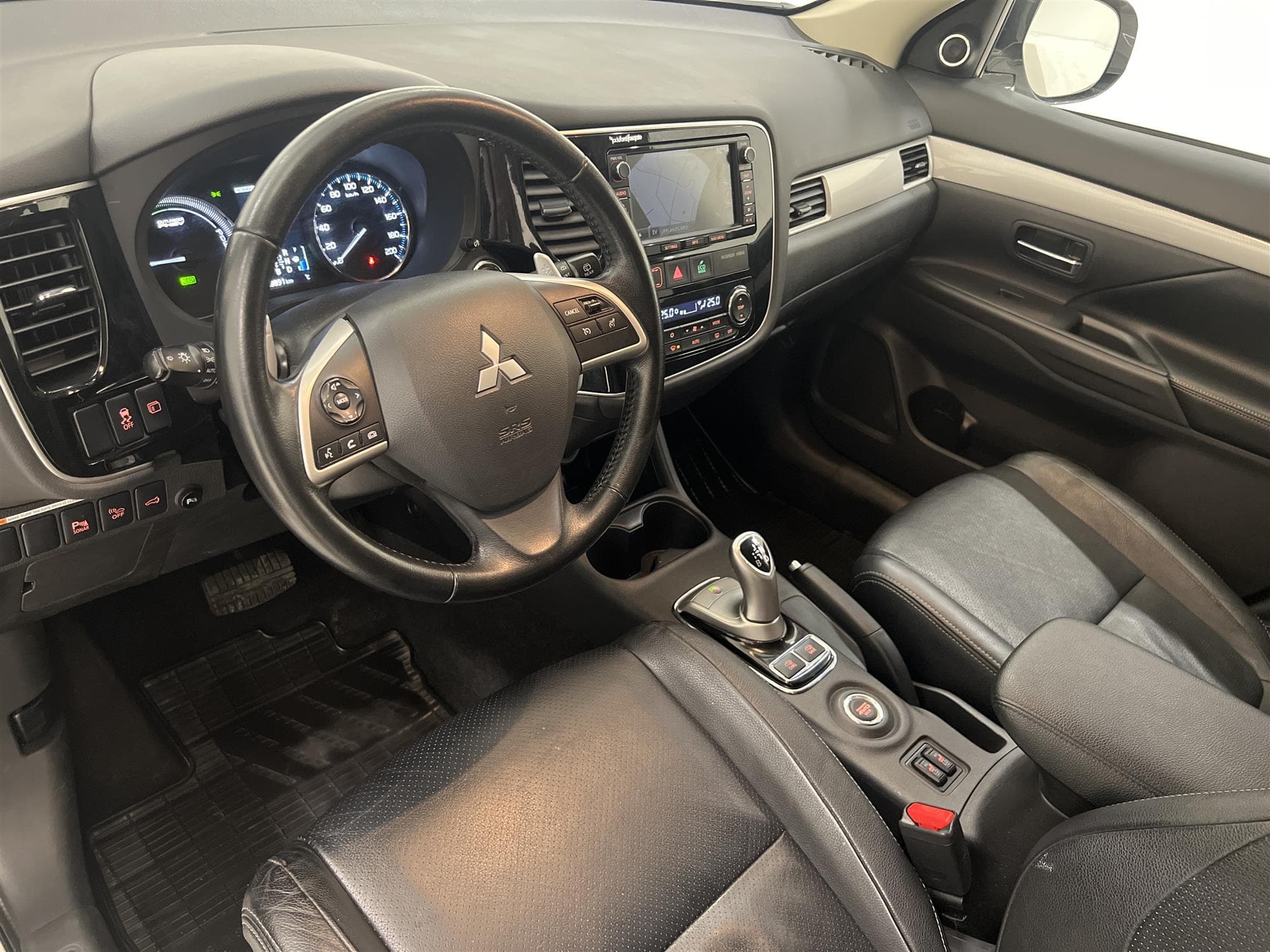 Mitsubishi Outlander 2.0 Hybrid 4WD  203hk Navi Drag B-Kam
