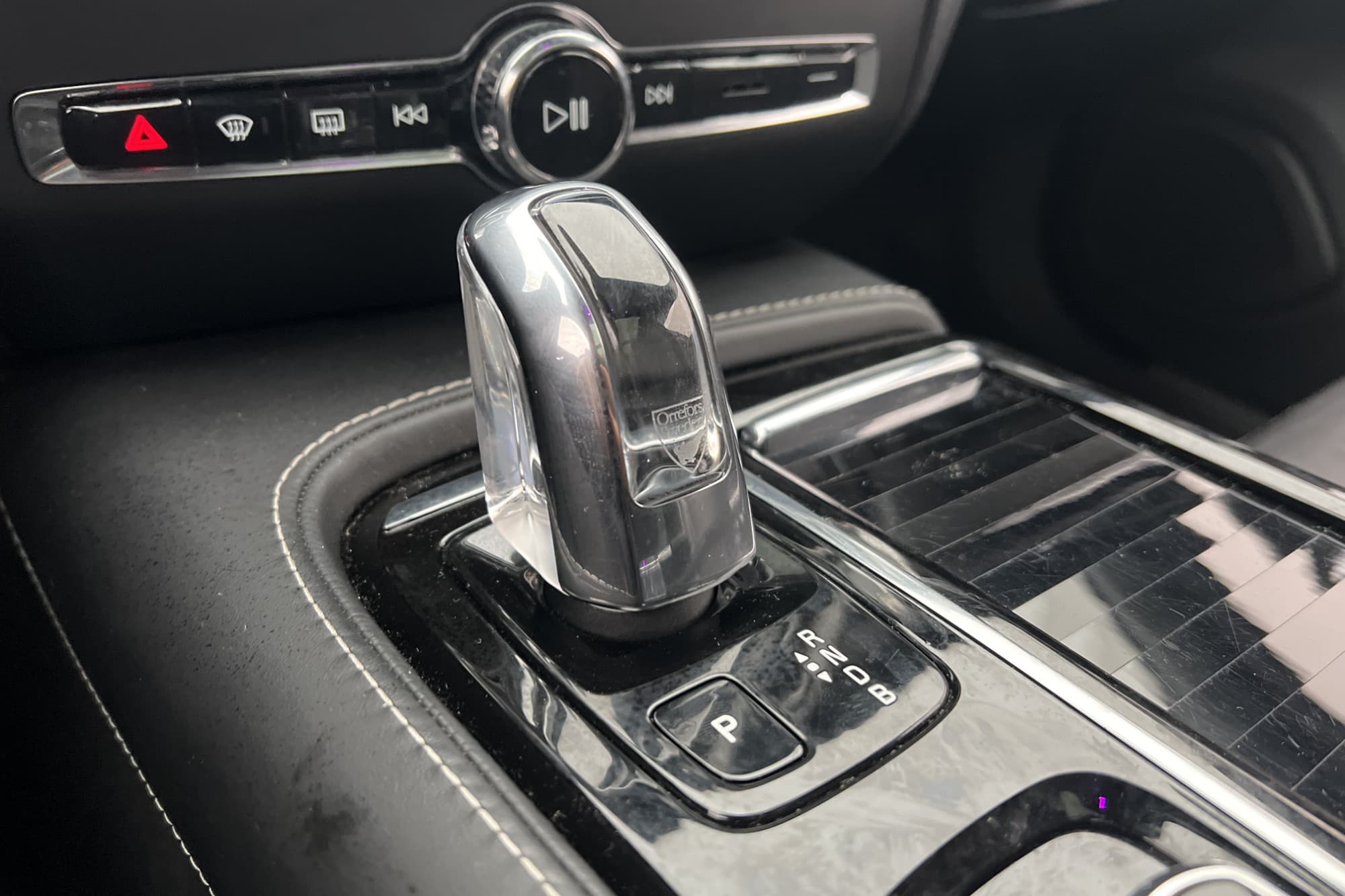 Volvo V60 T8 AWD 392hk R-Design VOC Pano Värm CarPlay Drag