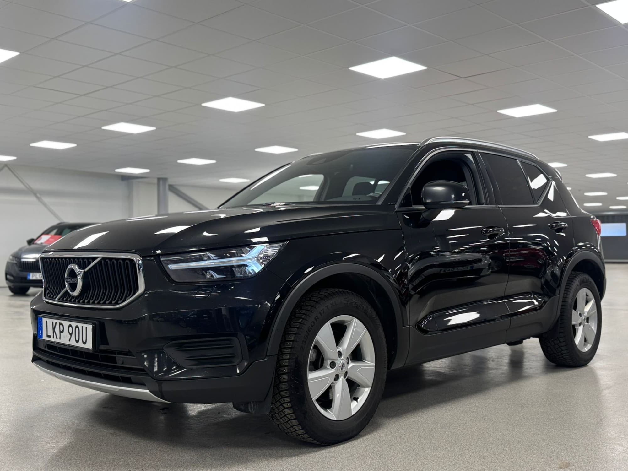 Volvo XC40 B4 197hk AWD Momentum Värmare Kamera CarPlay Drag
