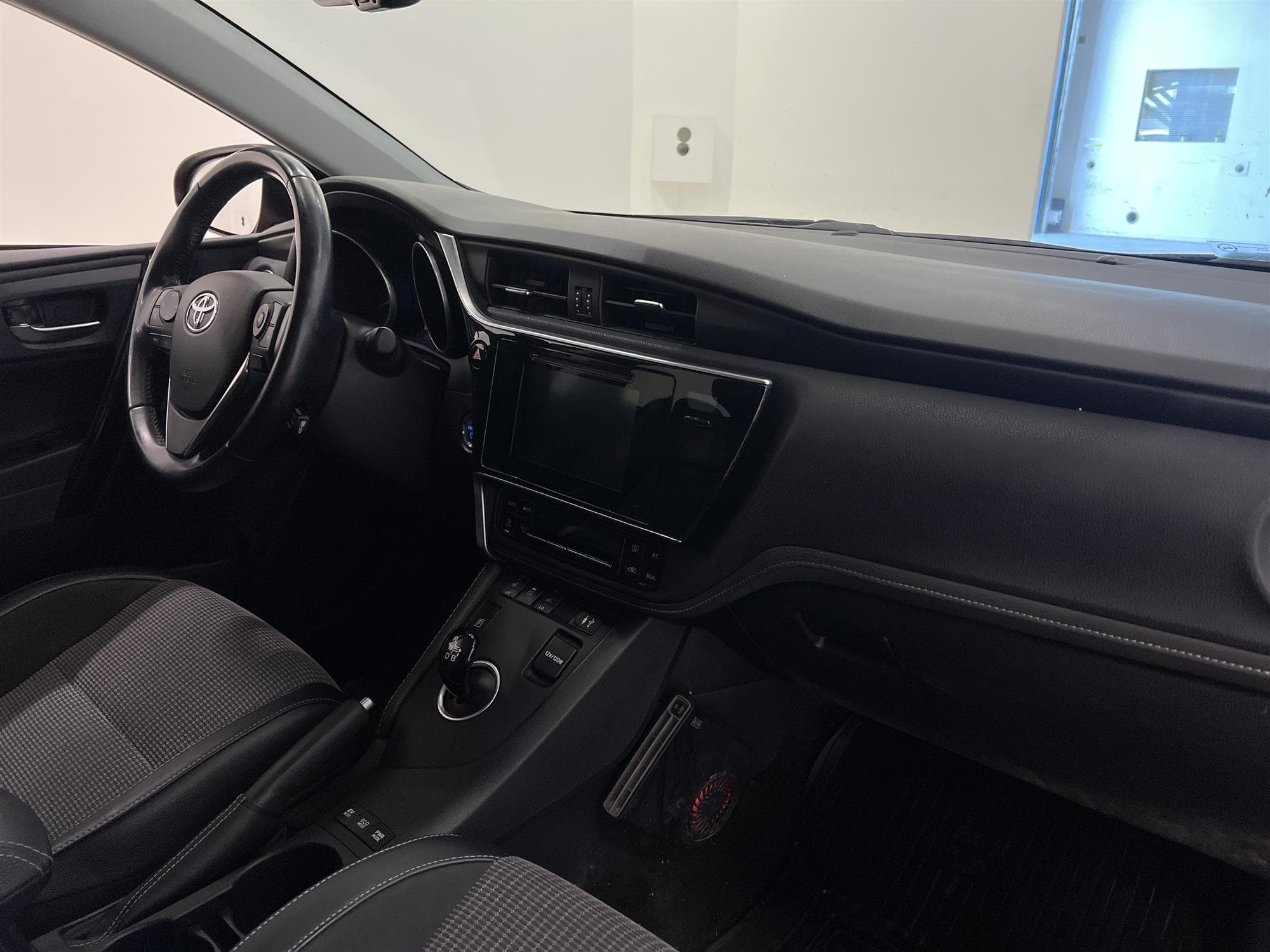 Toyota Auris TS Hybrid e-CVT 136hk 2 Brukare M&K-Värm B-Kam