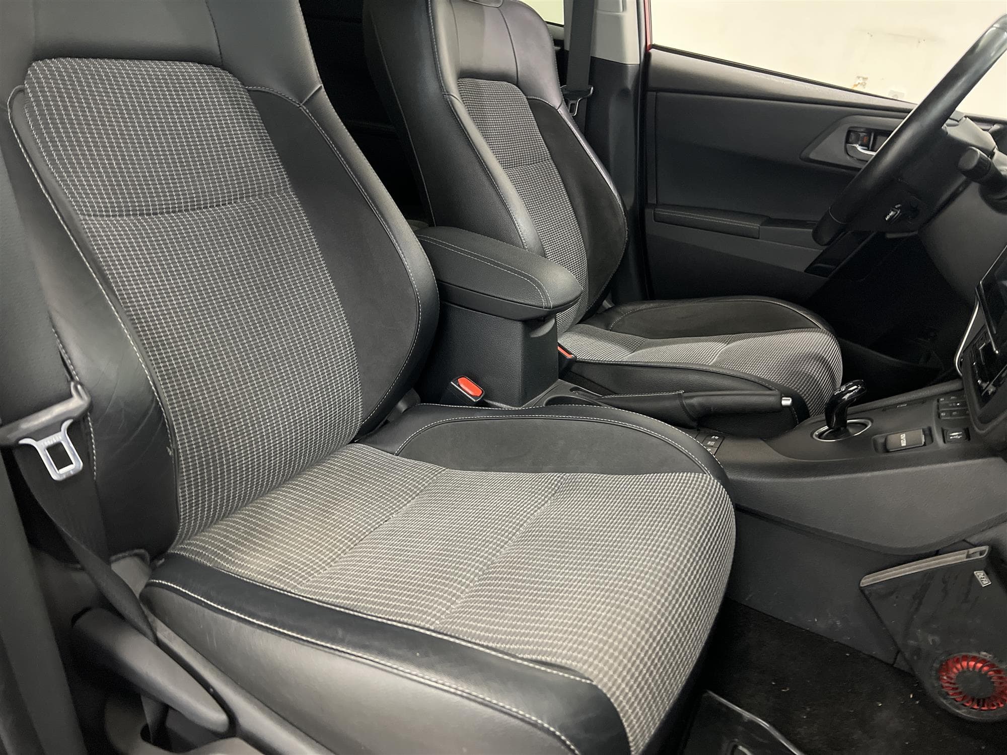 Toyota Auris TS Hybrid e-CVT 136hk 2 Brukare M&K-Värm B-Kam